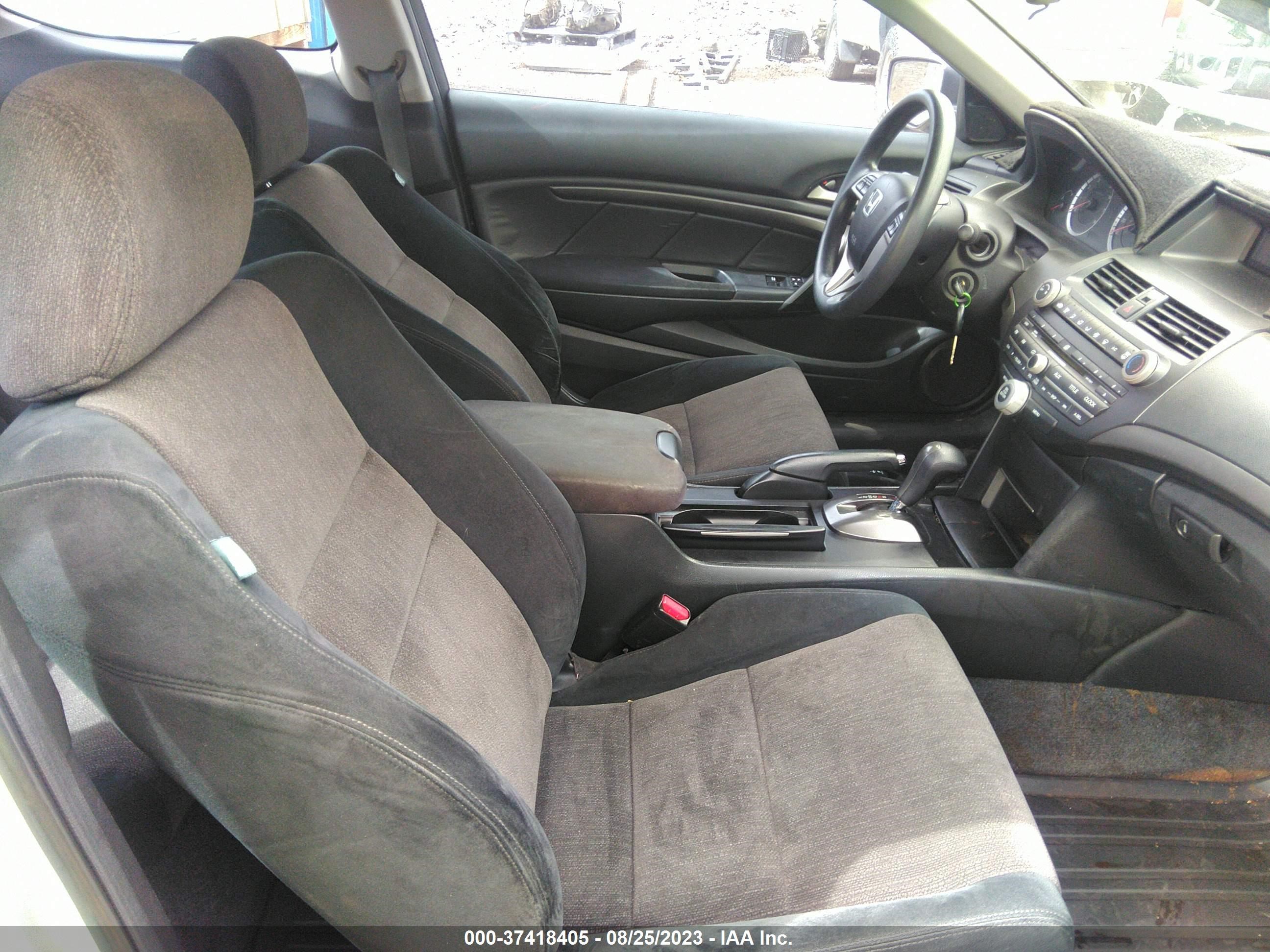 Photo 4 VIN: 1HGCS12318A017210 - HONDA ACCORD 