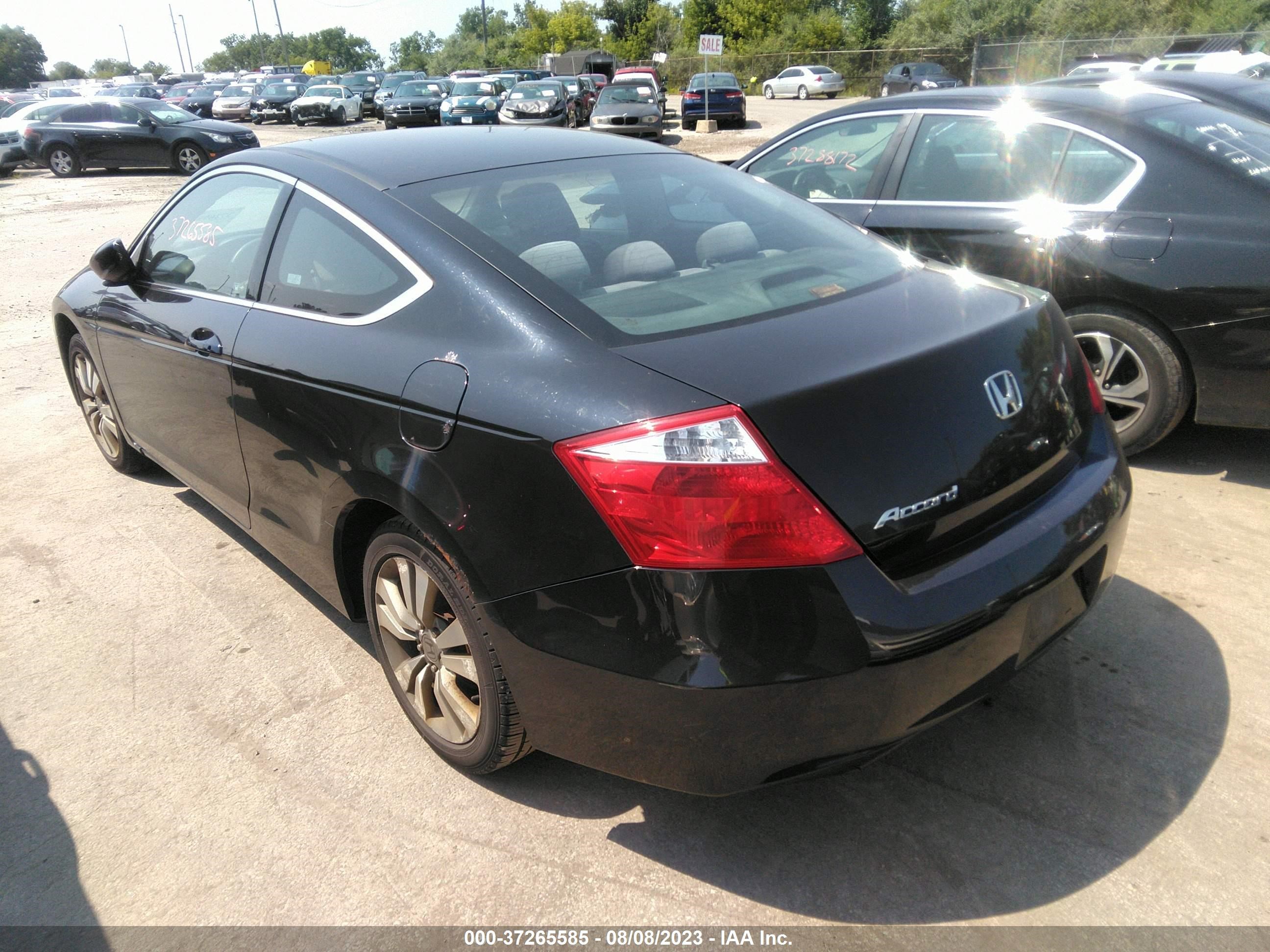 Photo 2 VIN: 1HGCS12388A008021 - HONDA ACCORD 