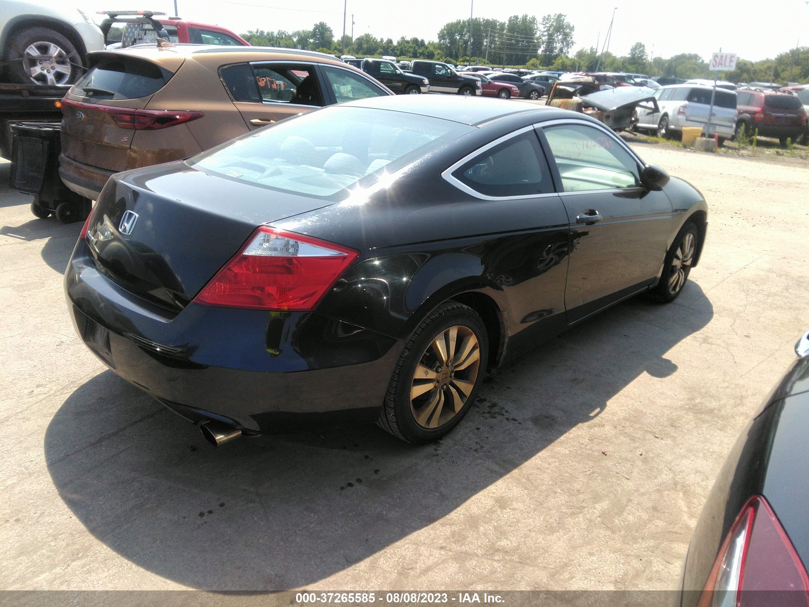 Photo 3 VIN: 1HGCS12388A008021 - HONDA ACCORD 