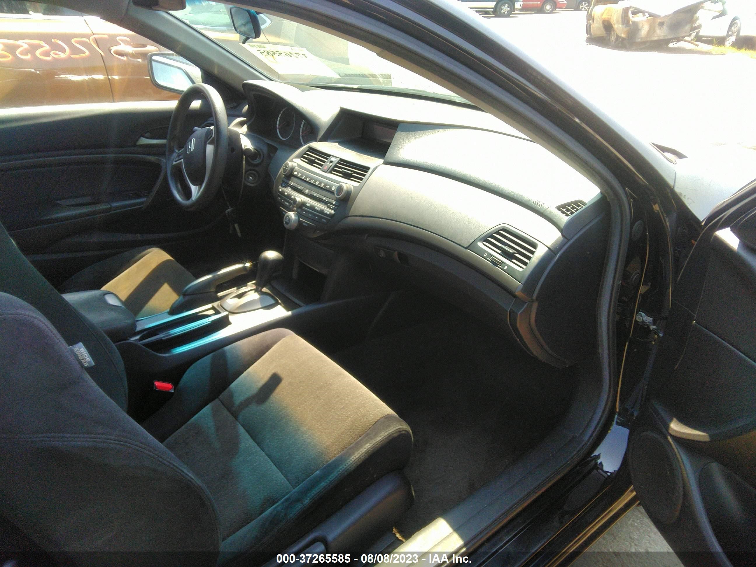 Photo 4 VIN: 1HGCS12388A008021 - HONDA ACCORD 