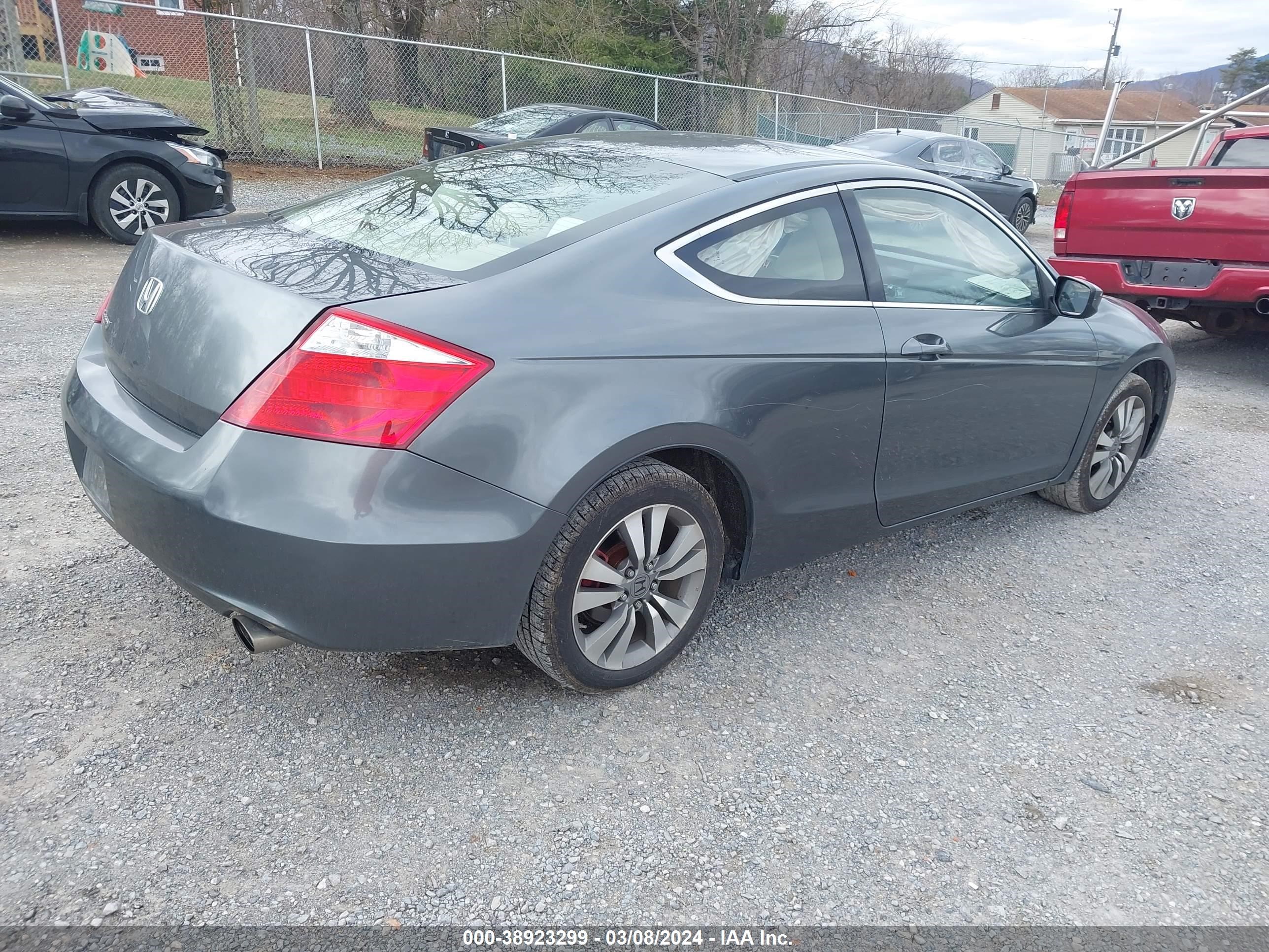 Photo 3 VIN: 1HGCS12388A017396 - HONDA ACCORD 