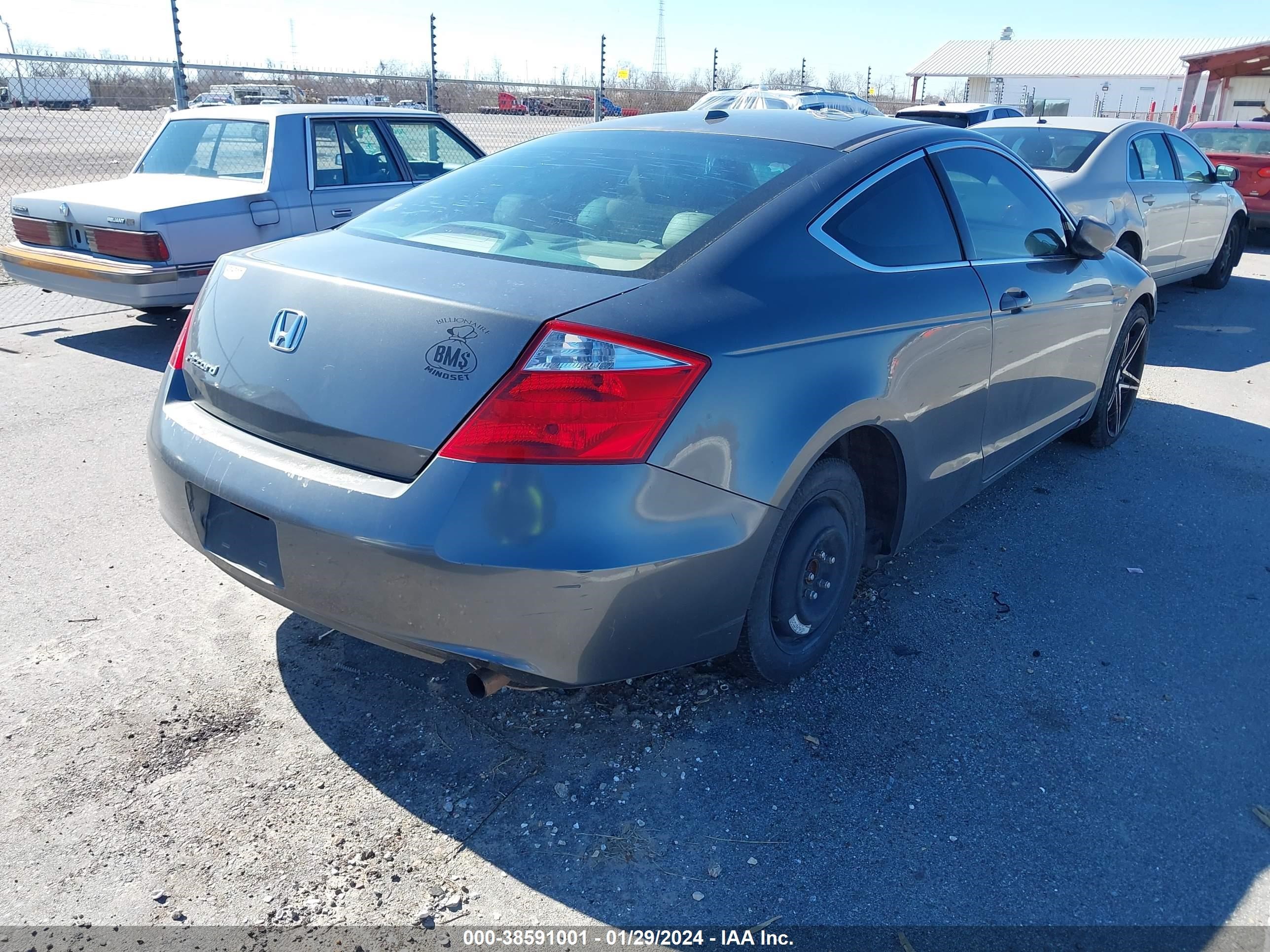 Photo 3 VIN: 1HGCS12808A003326 - HONDA ACCORD 