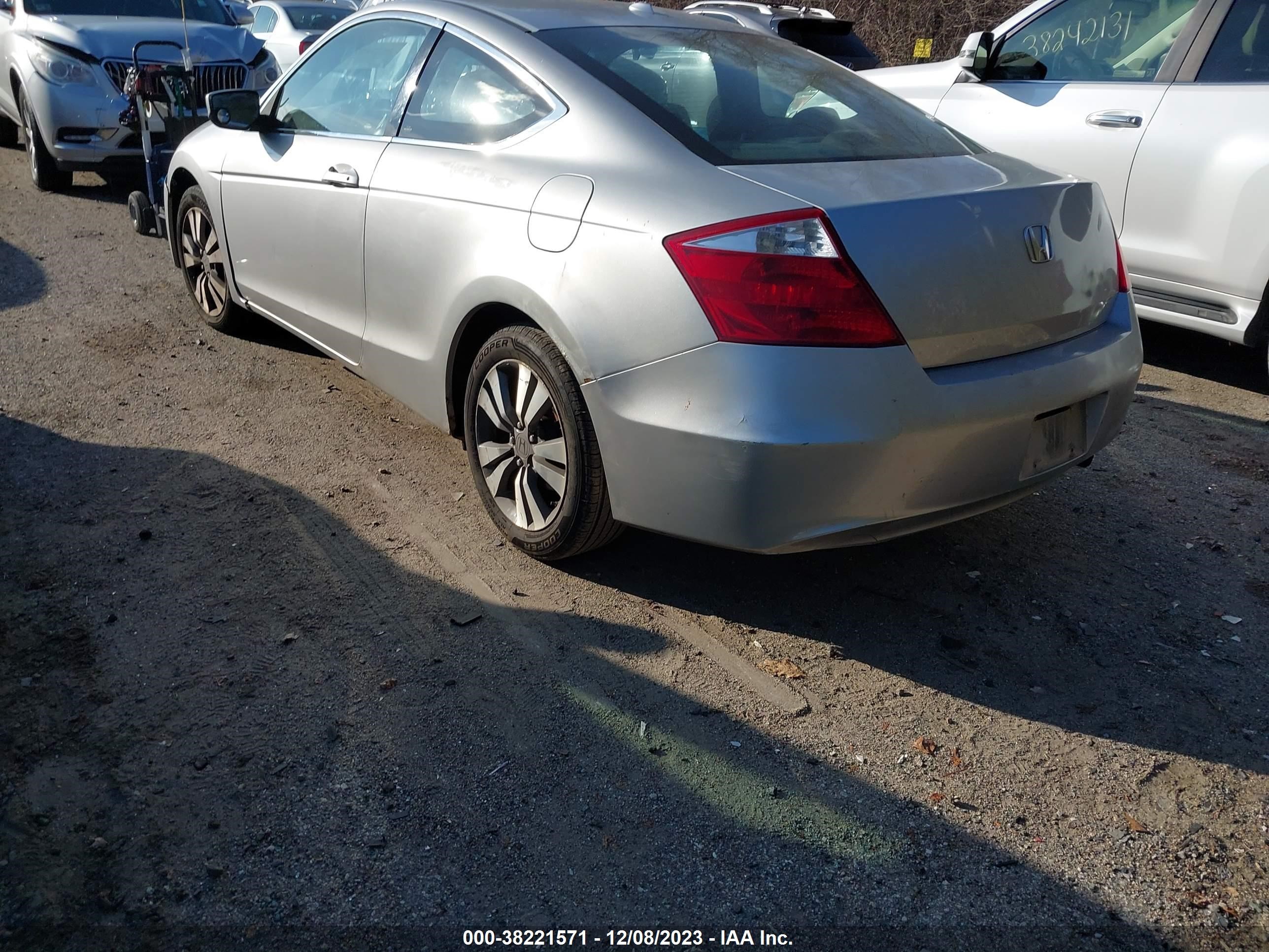 Photo 2 VIN: 1HGCS12828A012660 - HONDA ACCORD 