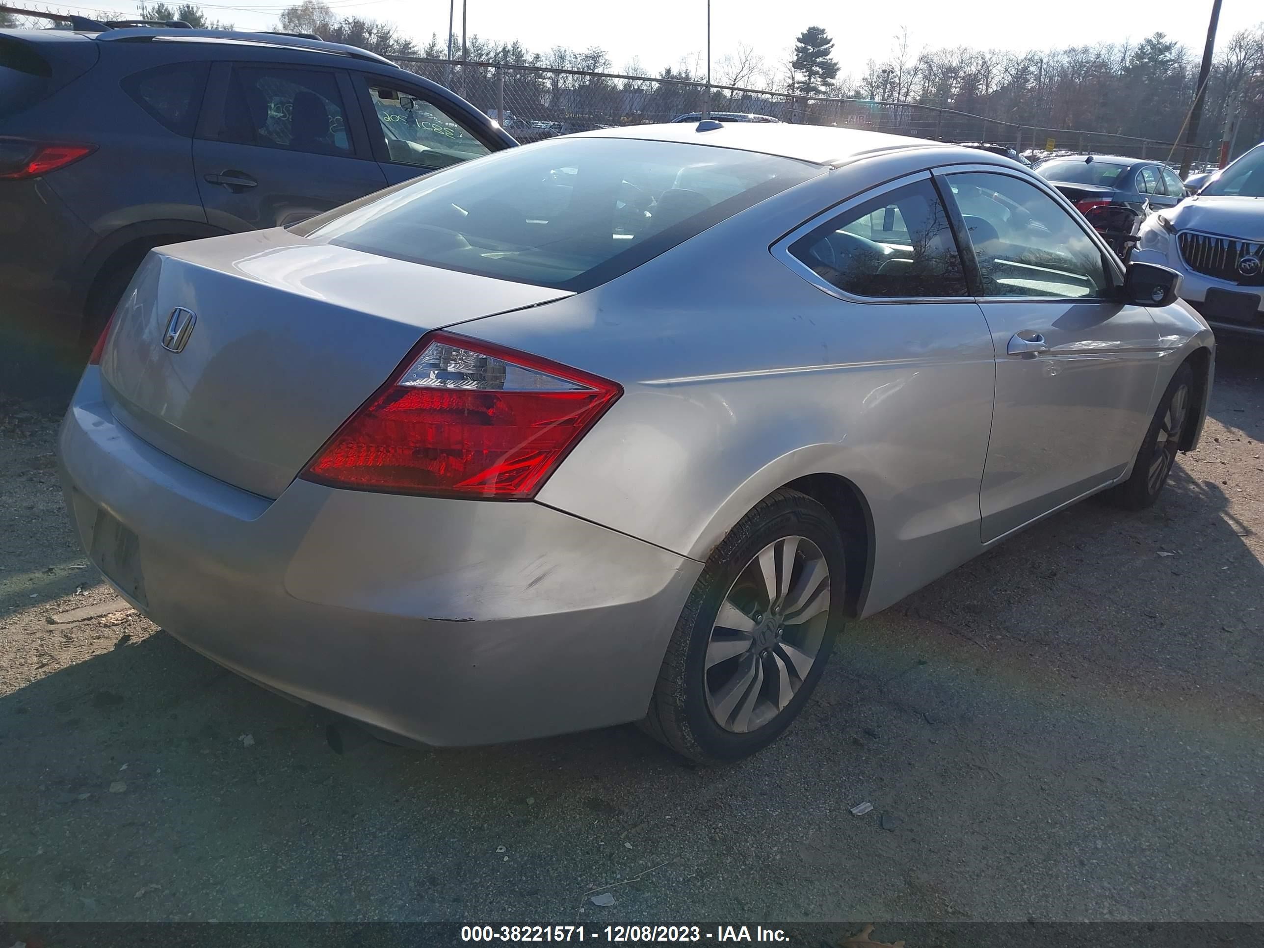 Photo 3 VIN: 1HGCS12828A012660 - HONDA ACCORD 