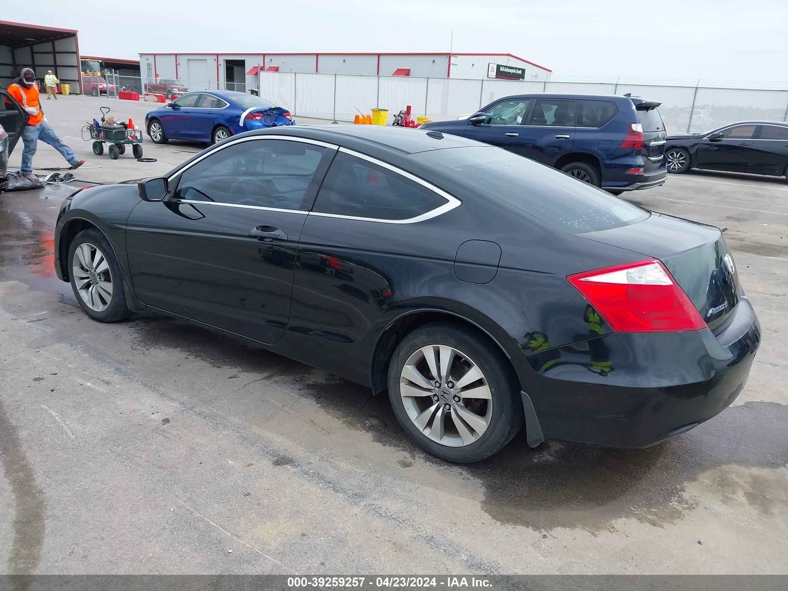 Photo 2 VIN: 1HGCS12849A022009 - HONDA ACCORD 