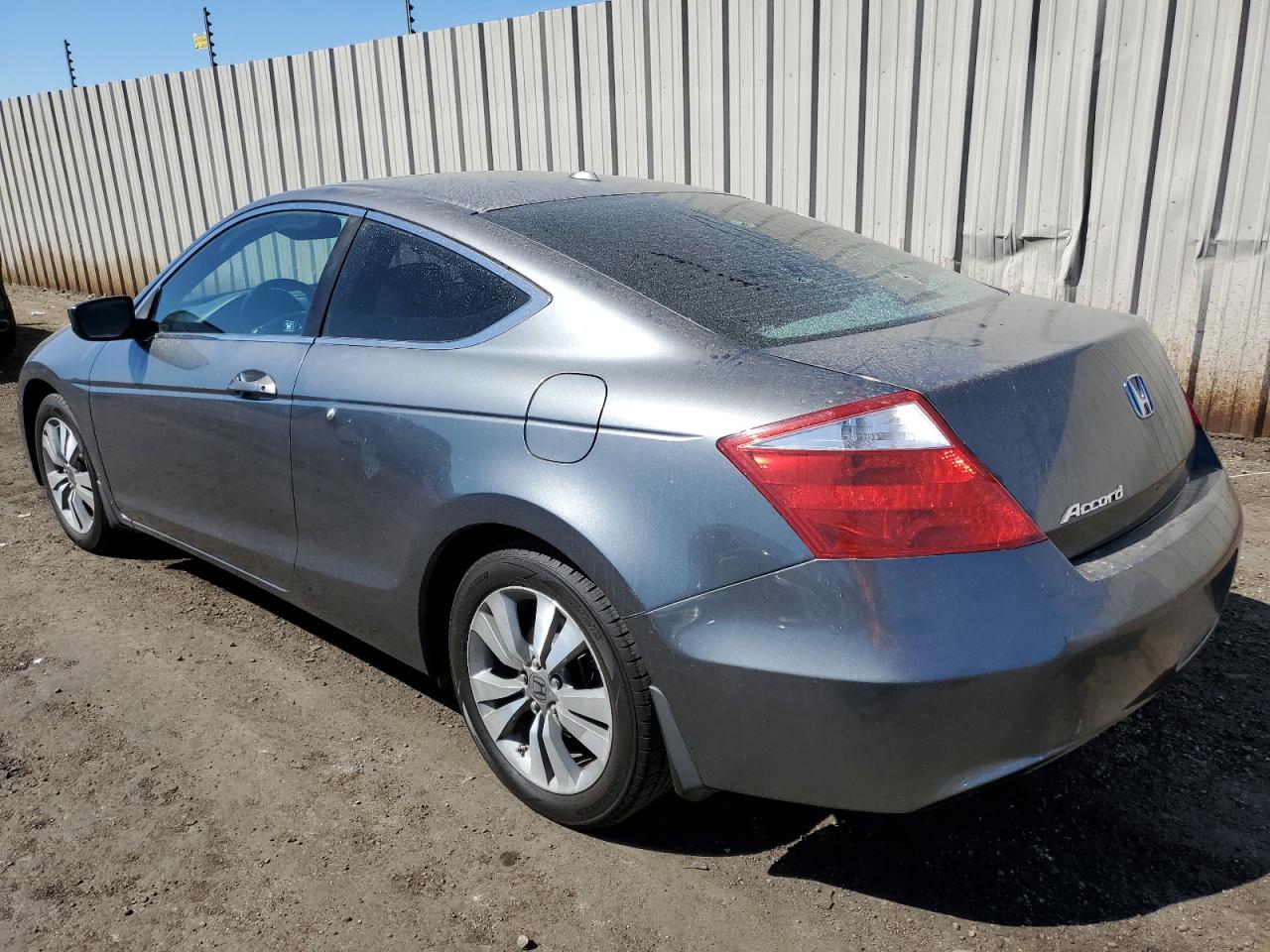 Photo 1 VIN: 1HGCS12858A013057 - HONDA ACCORD 