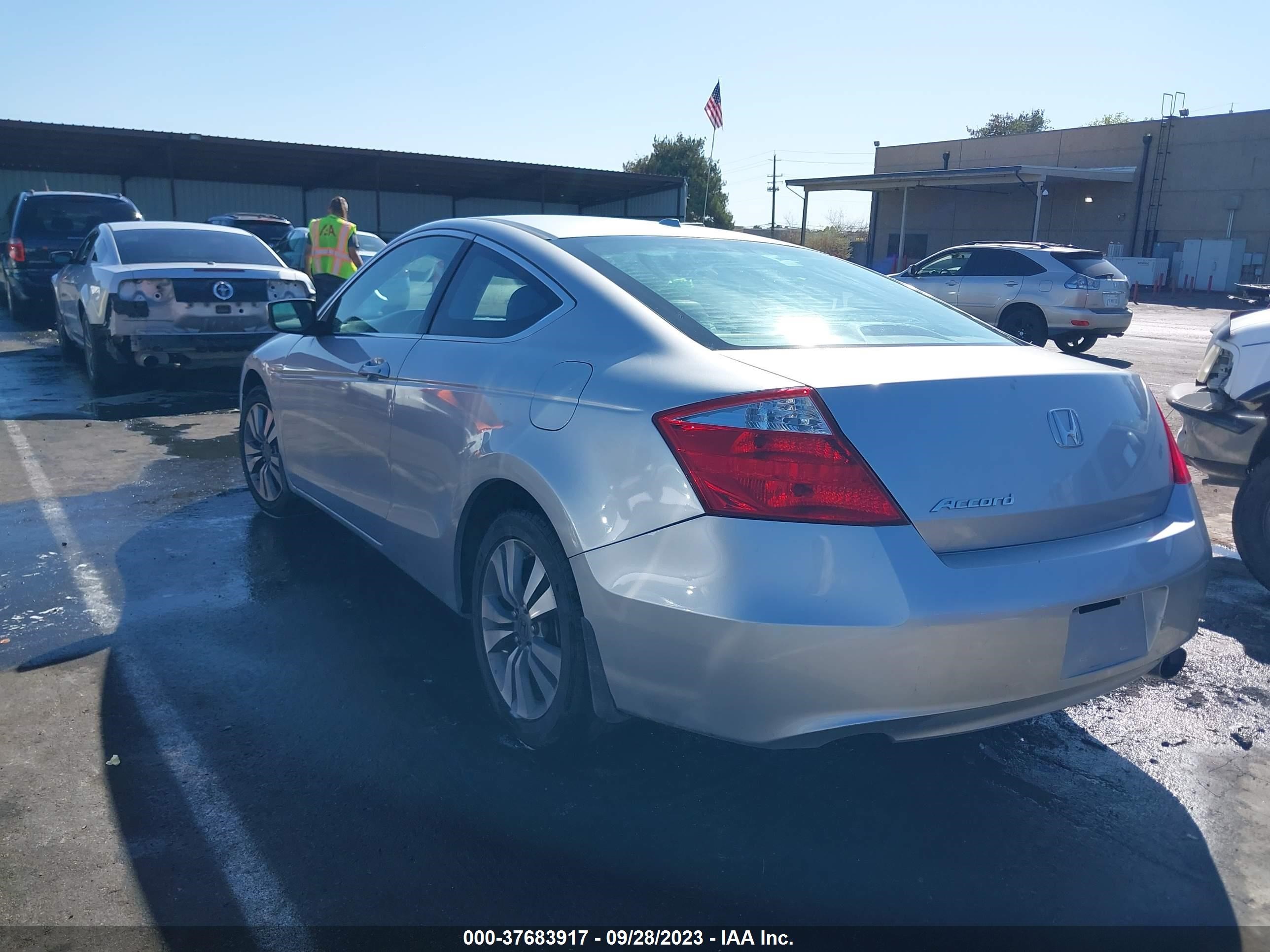 Photo 2 VIN: 1HGCS12869A008189 - HONDA ACCORD 