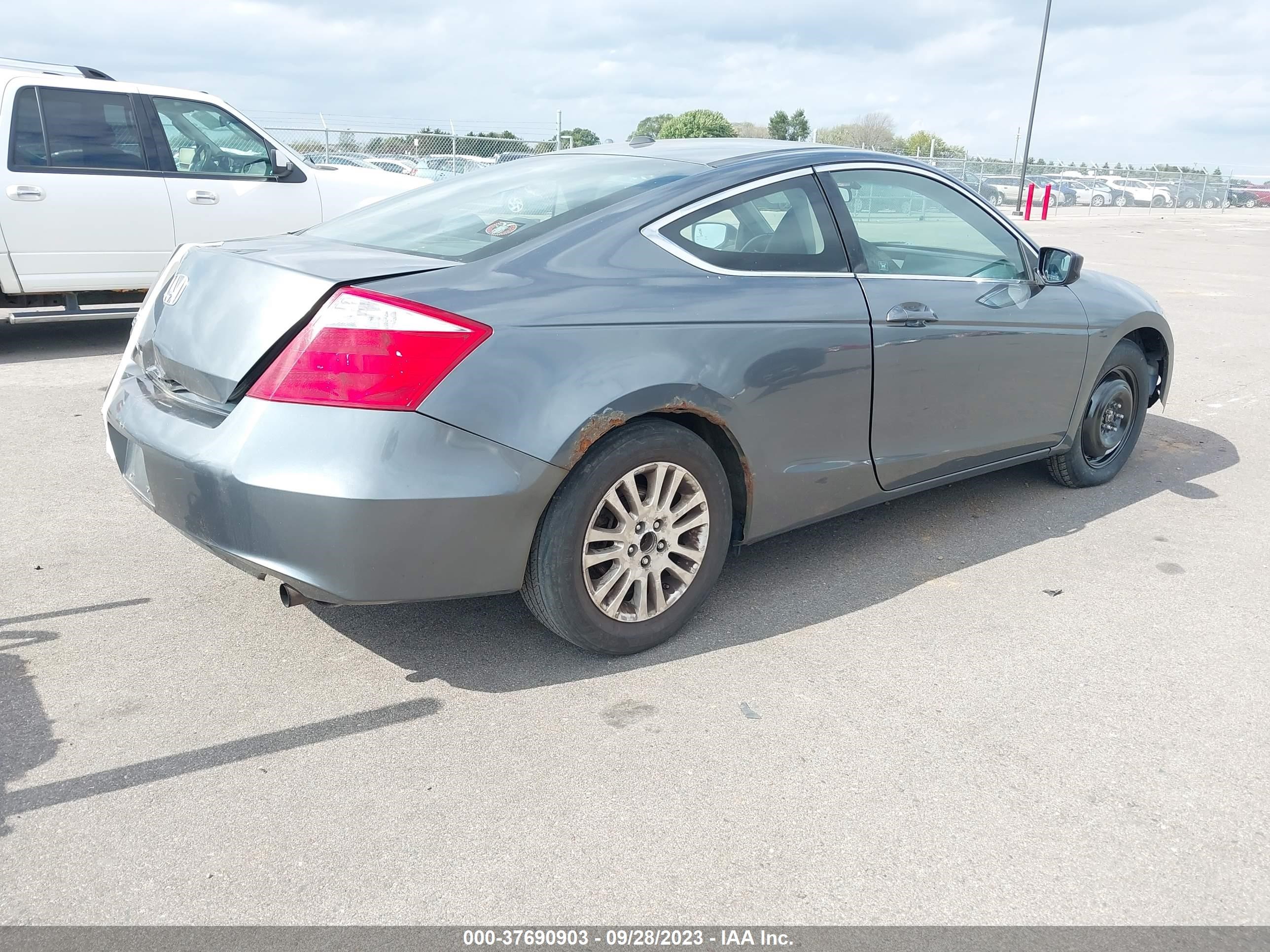 Photo 3 VIN: 1HGCS12878A027008 - HONDA ACCORD 