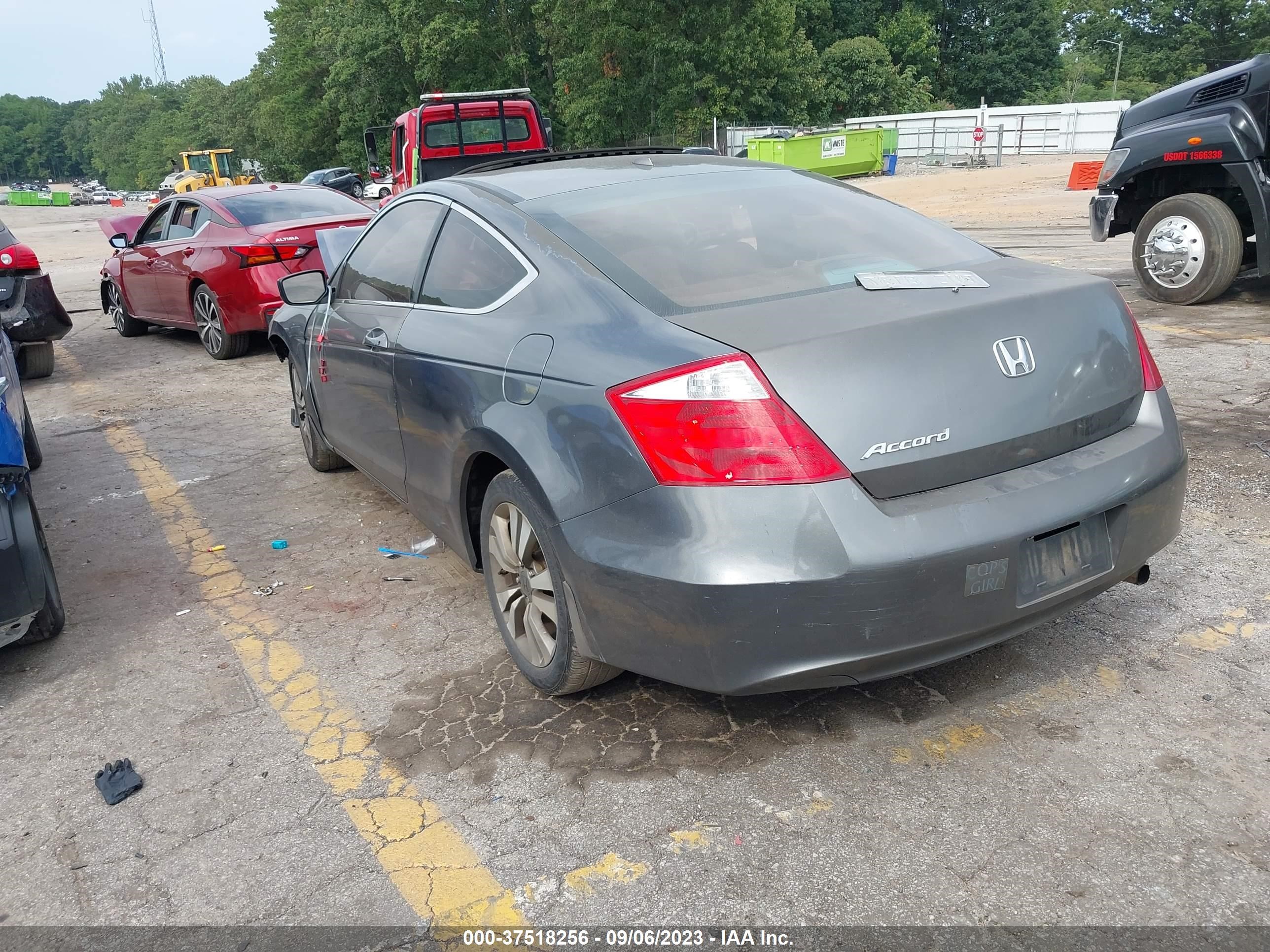 Photo 2 VIN: 1HGCS12898A016320 - HONDA ACCORD 