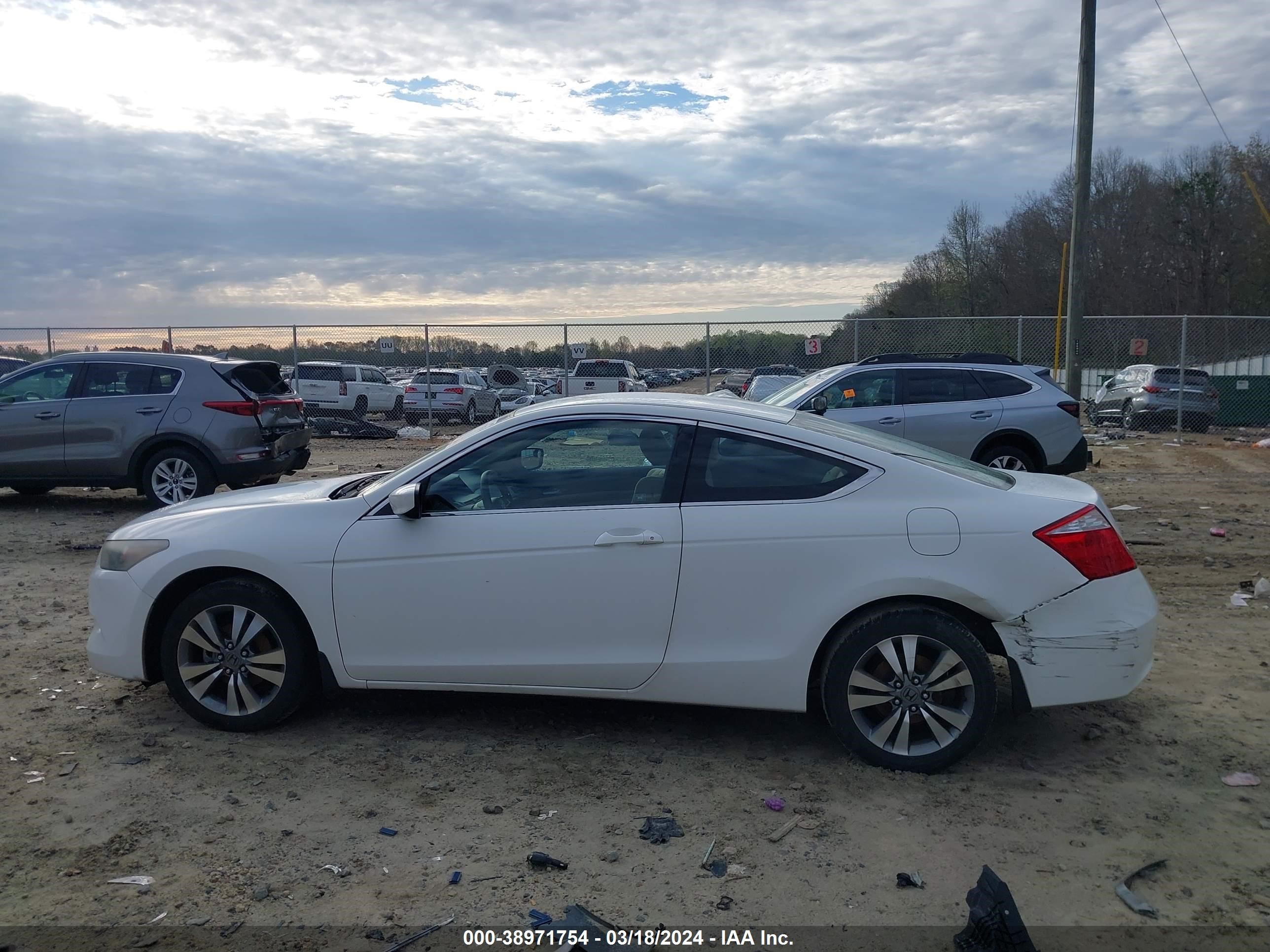 Photo 13 VIN: 1HGCS1B35AA009519 - HONDA ACCORD 