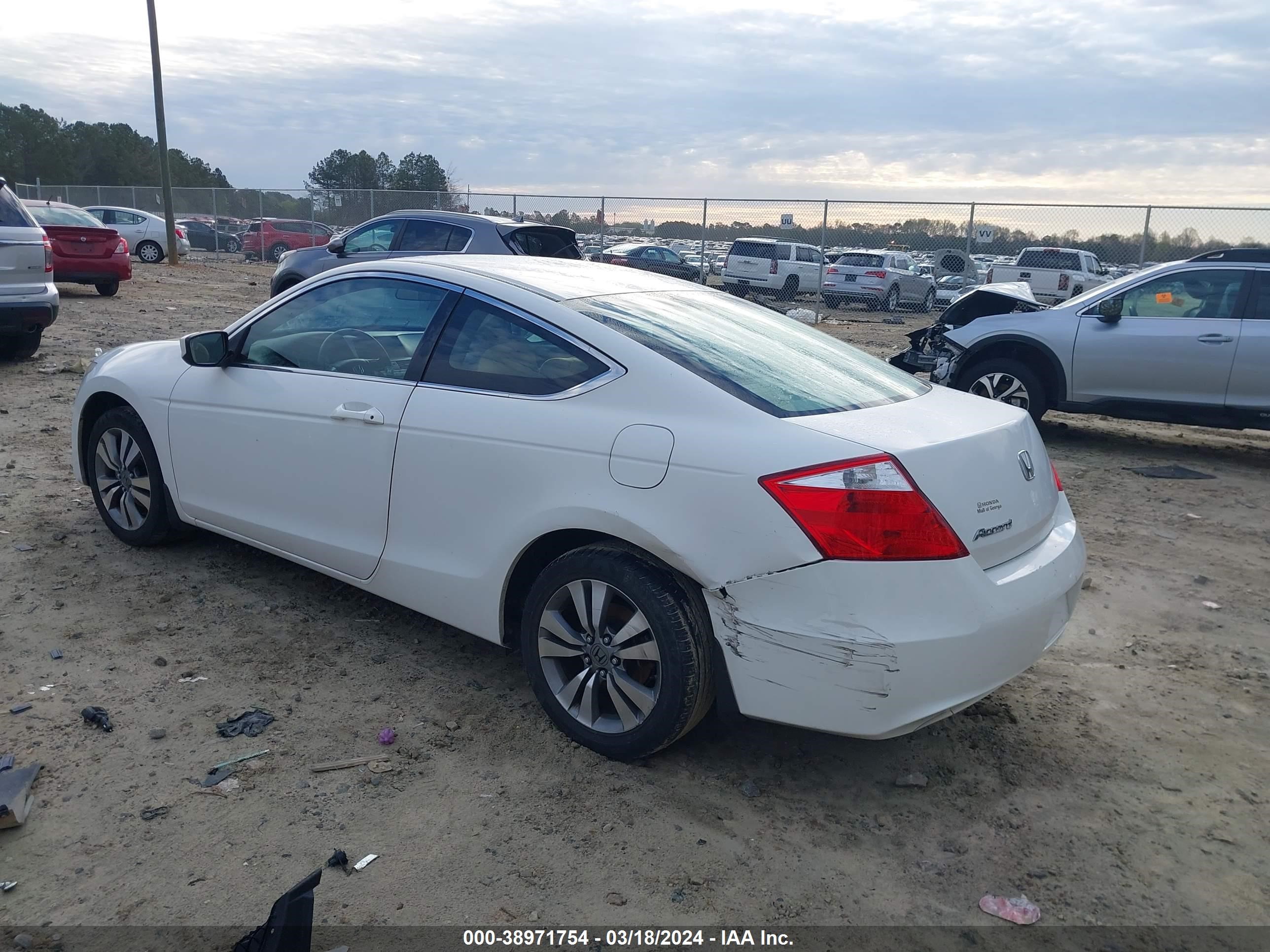 Photo 2 VIN: 1HGCS1B35AA009519 - HONDA ACCORD 