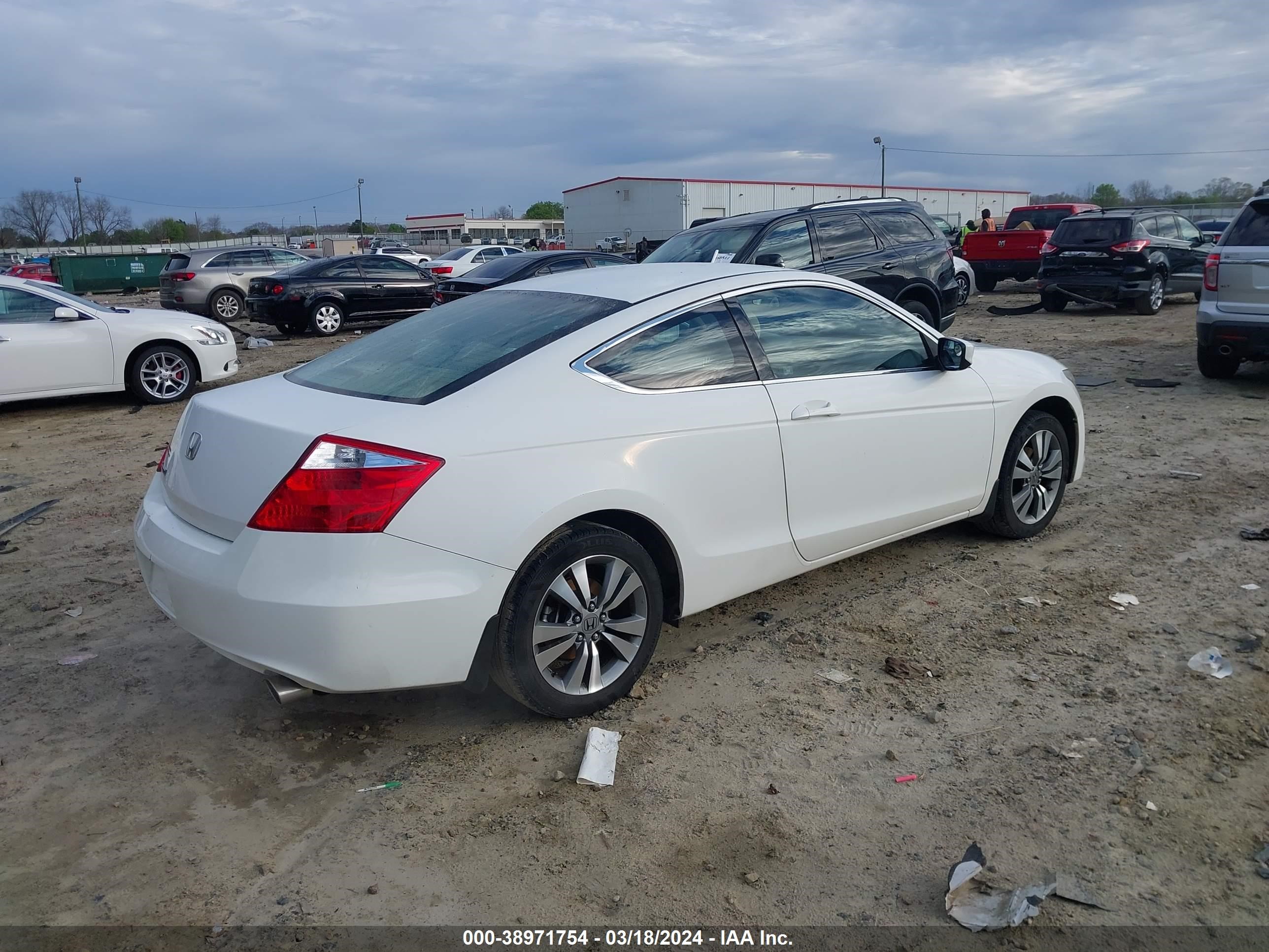 Photo 3 VIN: 1HGCS1B35AA009519 - HONDA ACCORD 