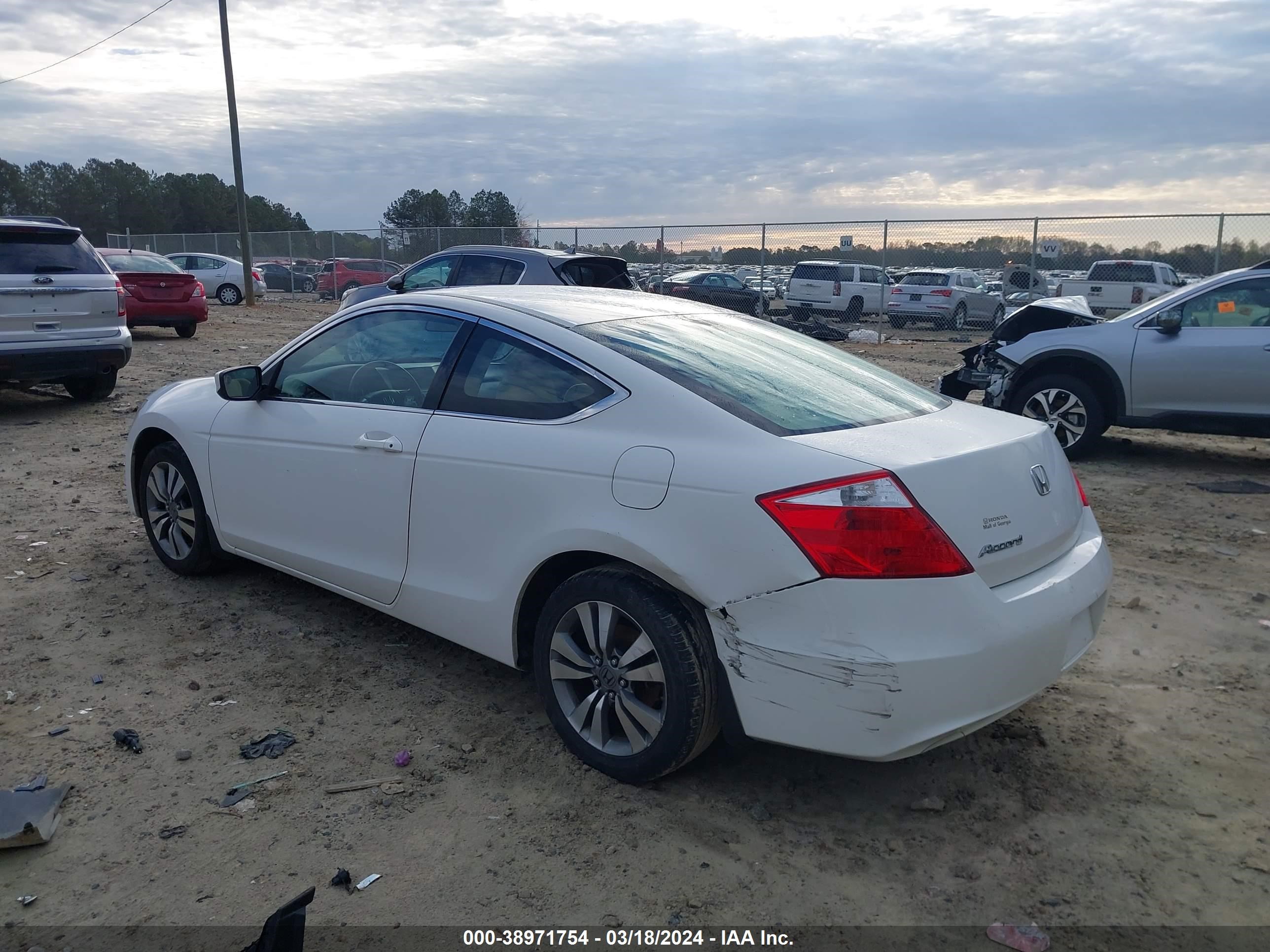 Photo 5 VIN: 1HGCS1B35AA009519 - HONDA ACCORD 