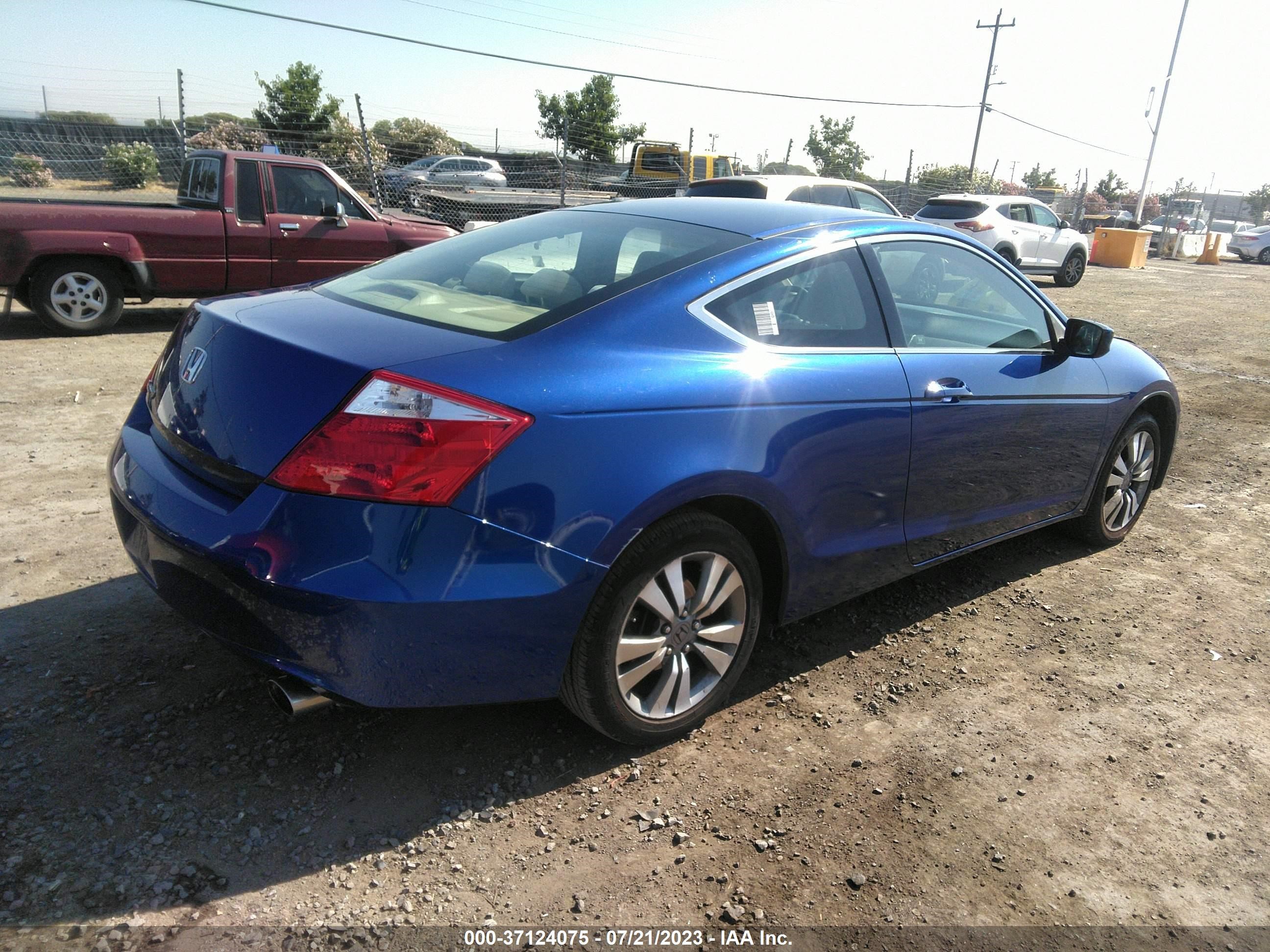 Photo 3 VIN: 1HGCS1B37AA007609 - HONDA ACCORD 