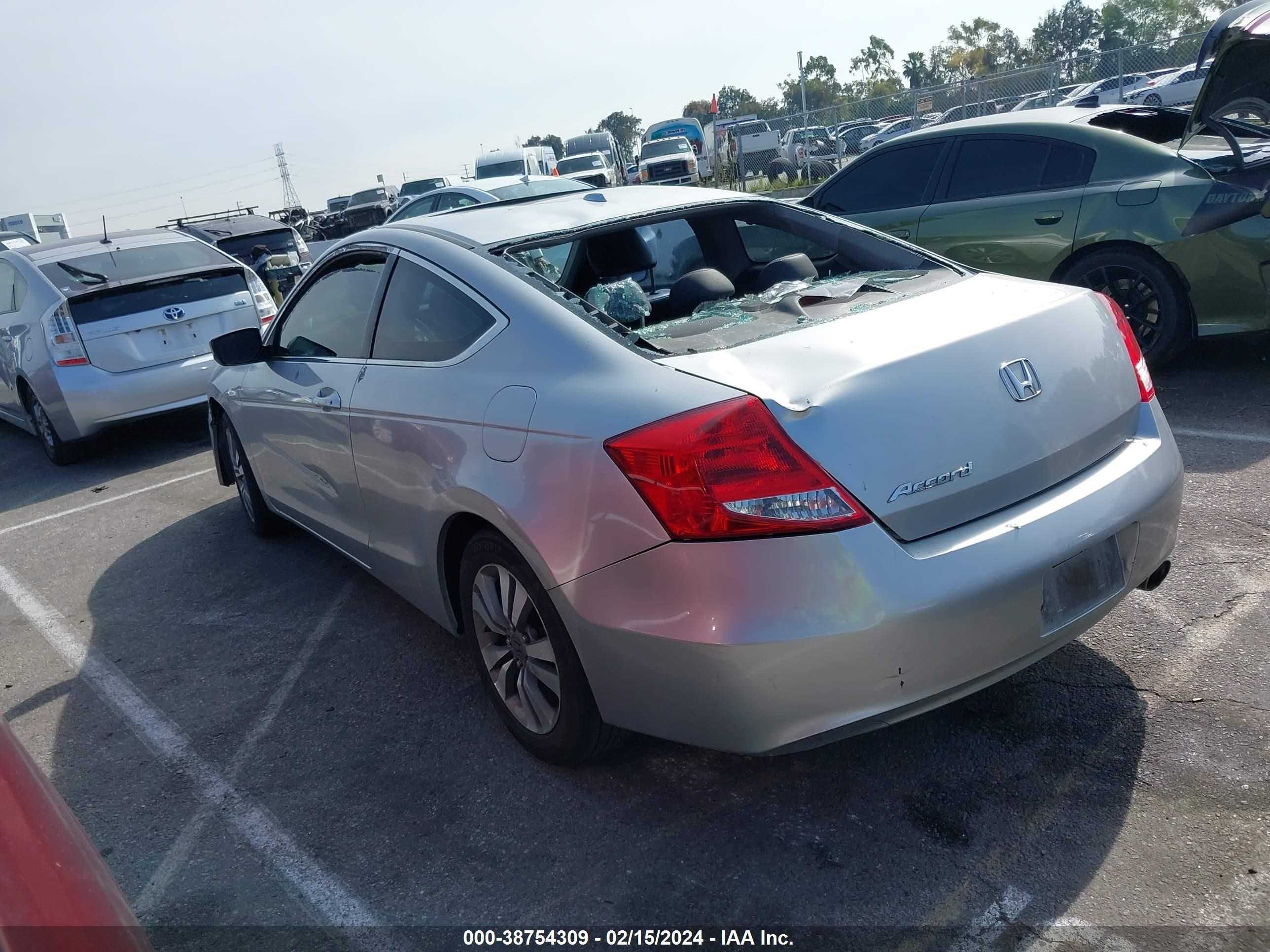 Photo 2 VIN: 1HGCS1B81CA006423 - HONDA ACCORD 