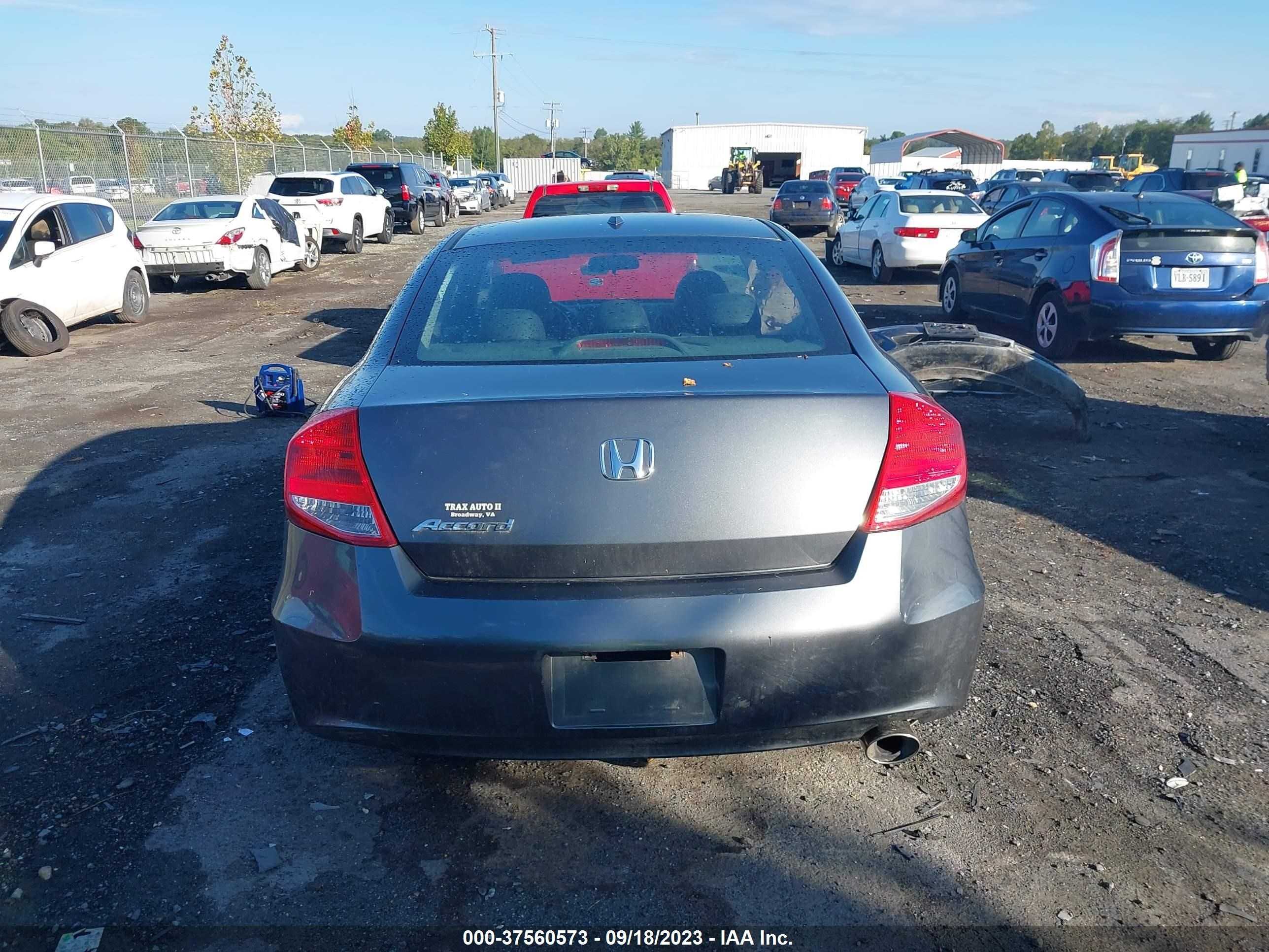 Photo 16 VIN: 1HGCS1B84BA011355 - HONDA ACCORD 