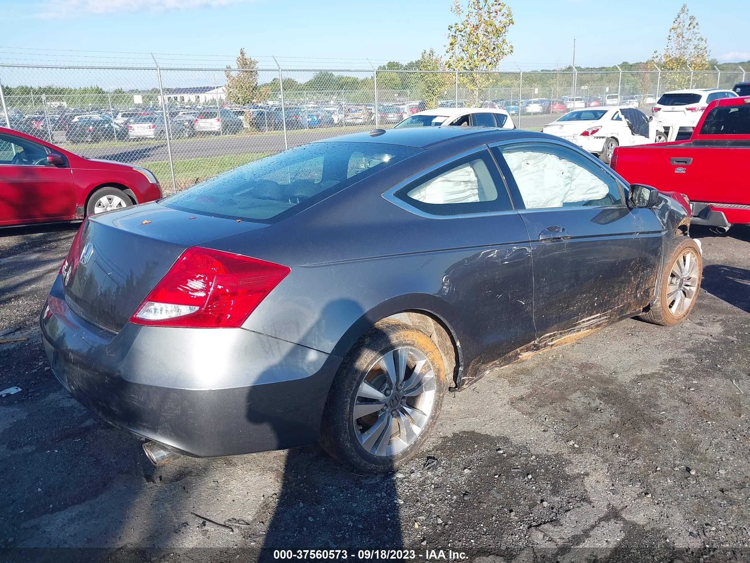 Photo 3 VIN: 1HGCS1B84BA011355 - HONDA ACCORD 