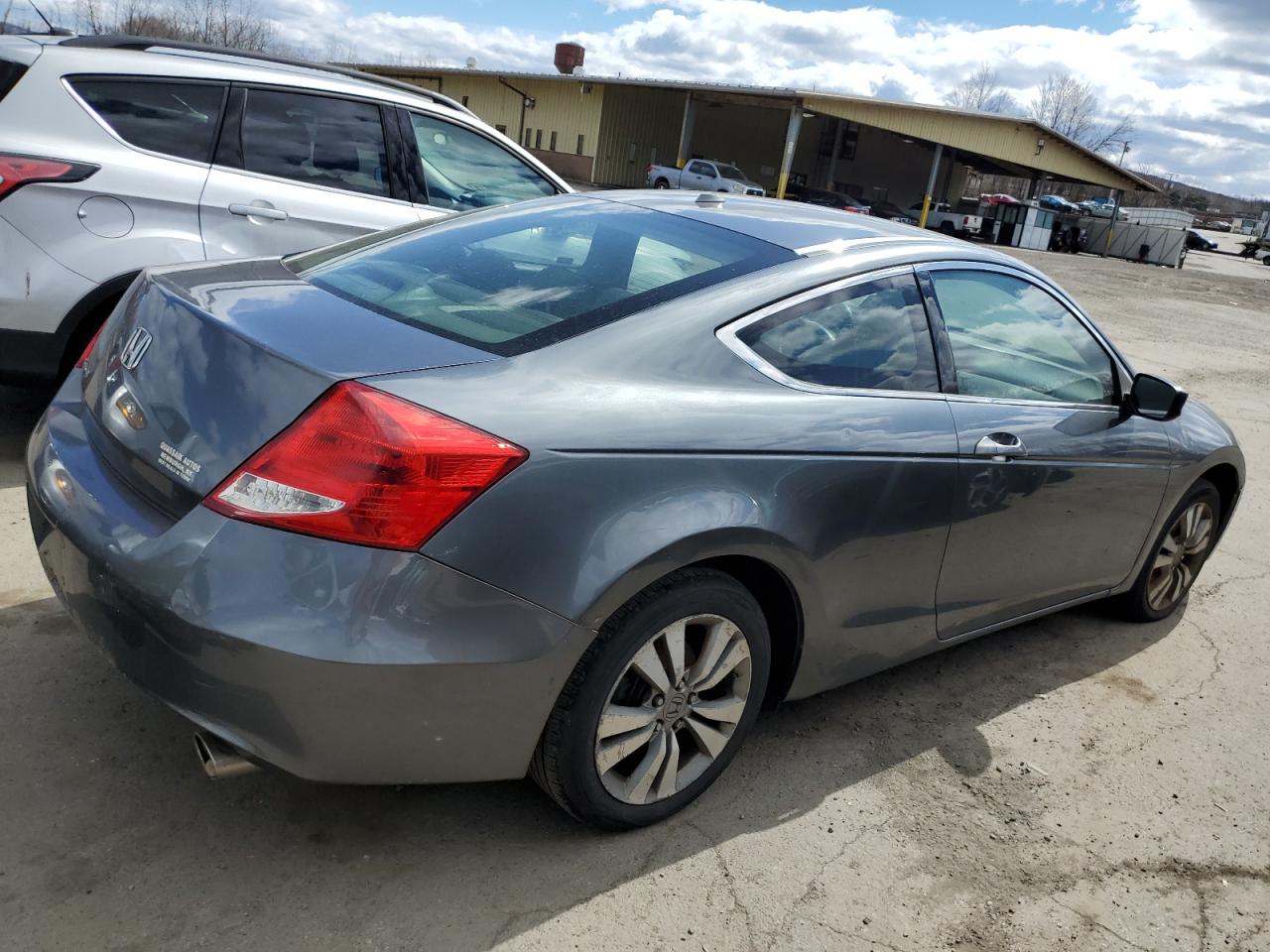 Photo 2 VIN: 1HGCS1B85BA000090 - HONDA ACCORD 