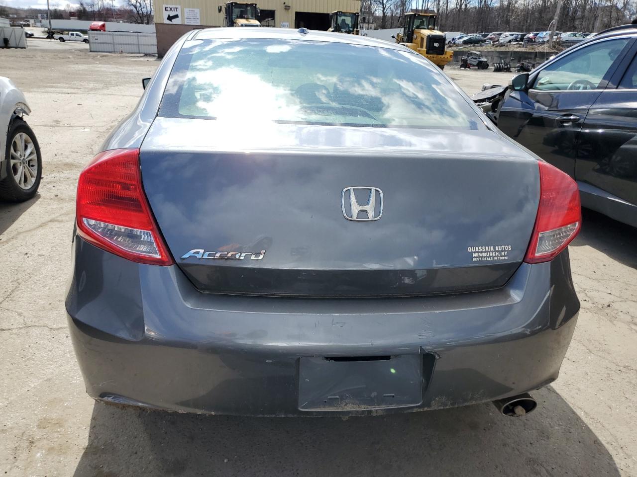 Photo 5 VIN: 1HGCS1B85BA000090 - HONDA ACCORD 