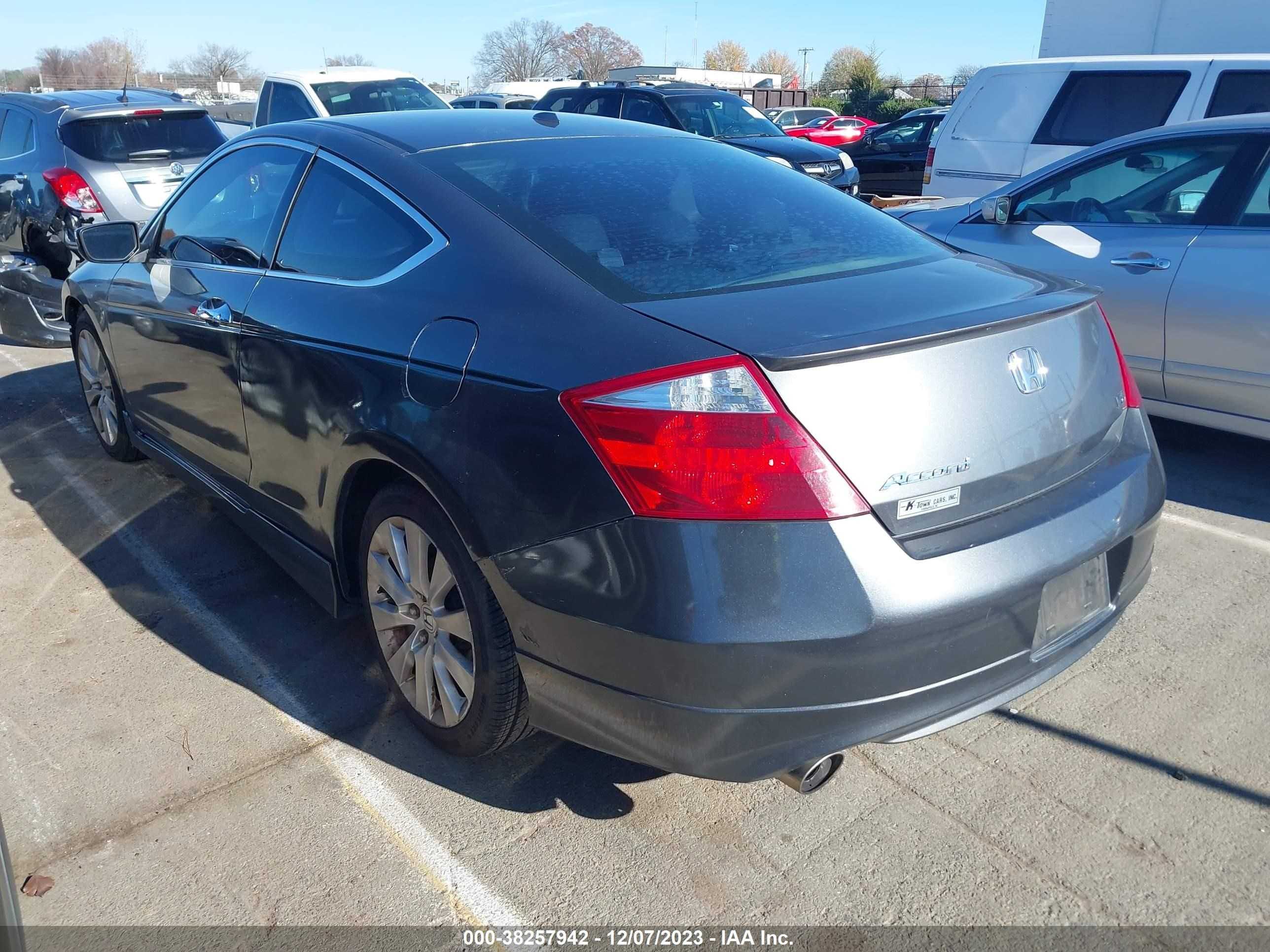 Photo 2 VIN: 1HGCS22809A003897 - HONDA ACCORD 