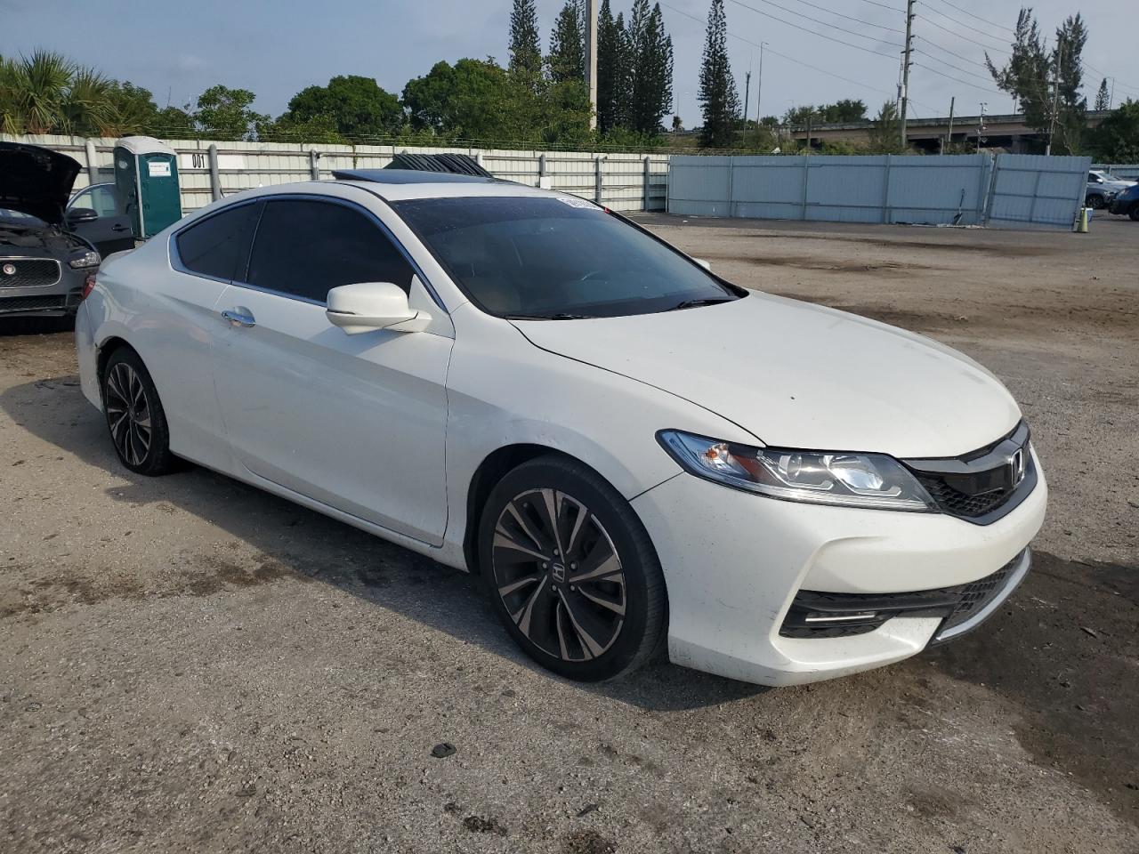 Photo 3 VIN: 1HGCT1B84GA004801 - HONDA ACCORD 