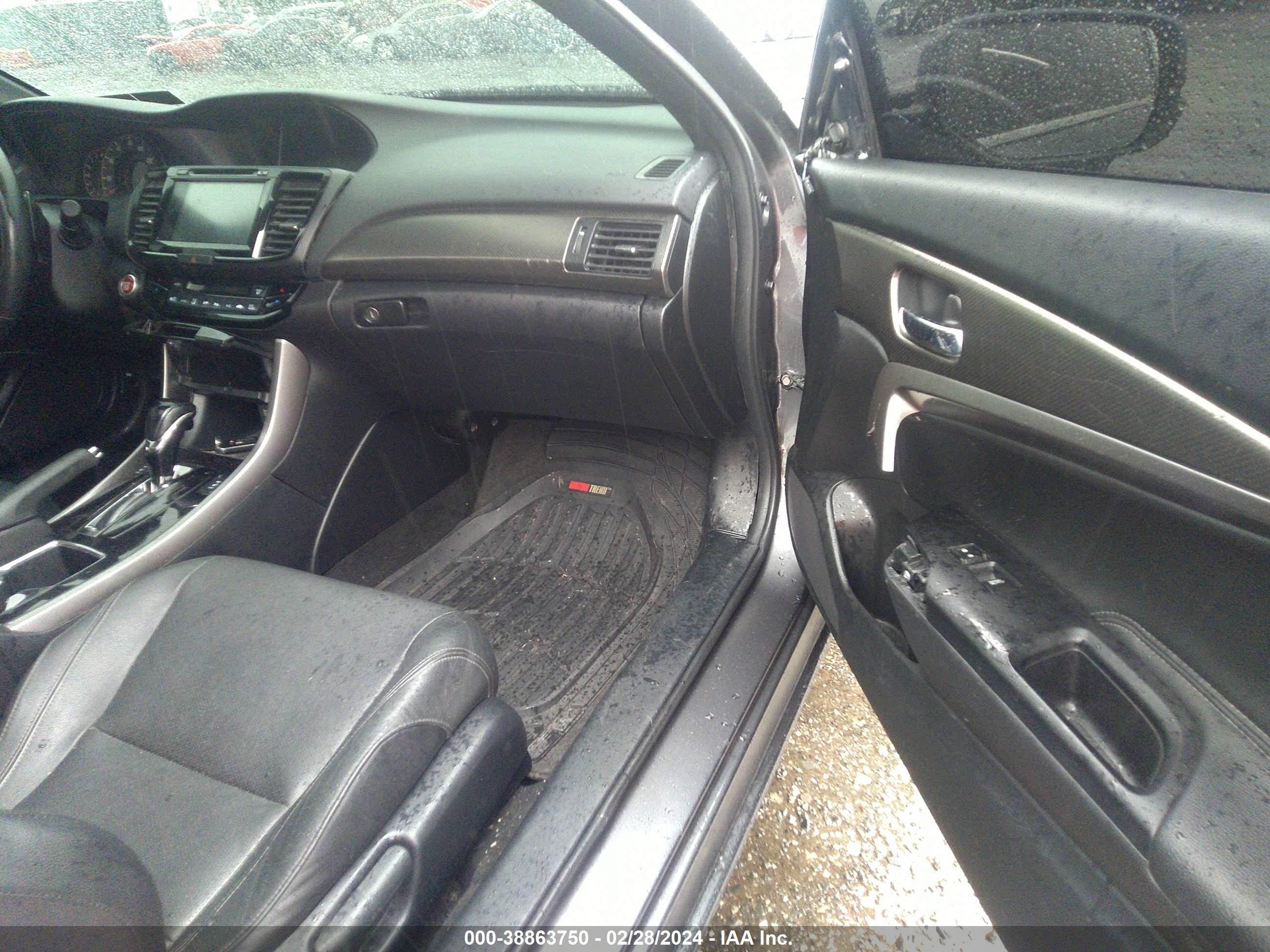 Photo 4 VIN: 1HGCT2B0XGA007945 - HONDA ACCORD 