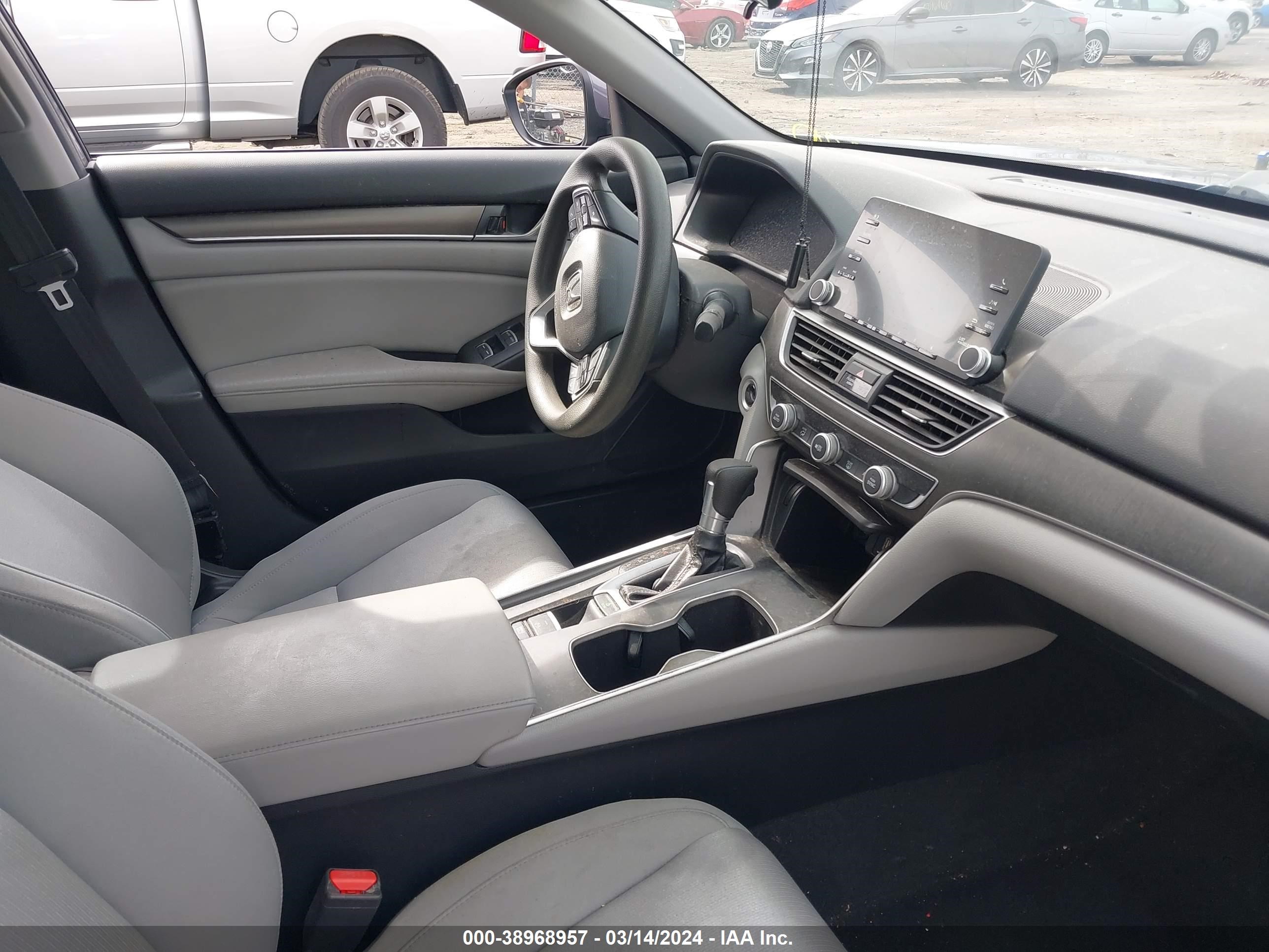 Photo 4 VIN: 1HGCV1F10JA264062 - HONDA ACCORD 