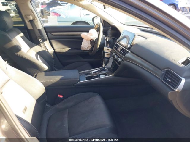 Photo 4 VIN: 1HGCV1F10KA153982 - HONDA ACCORD 