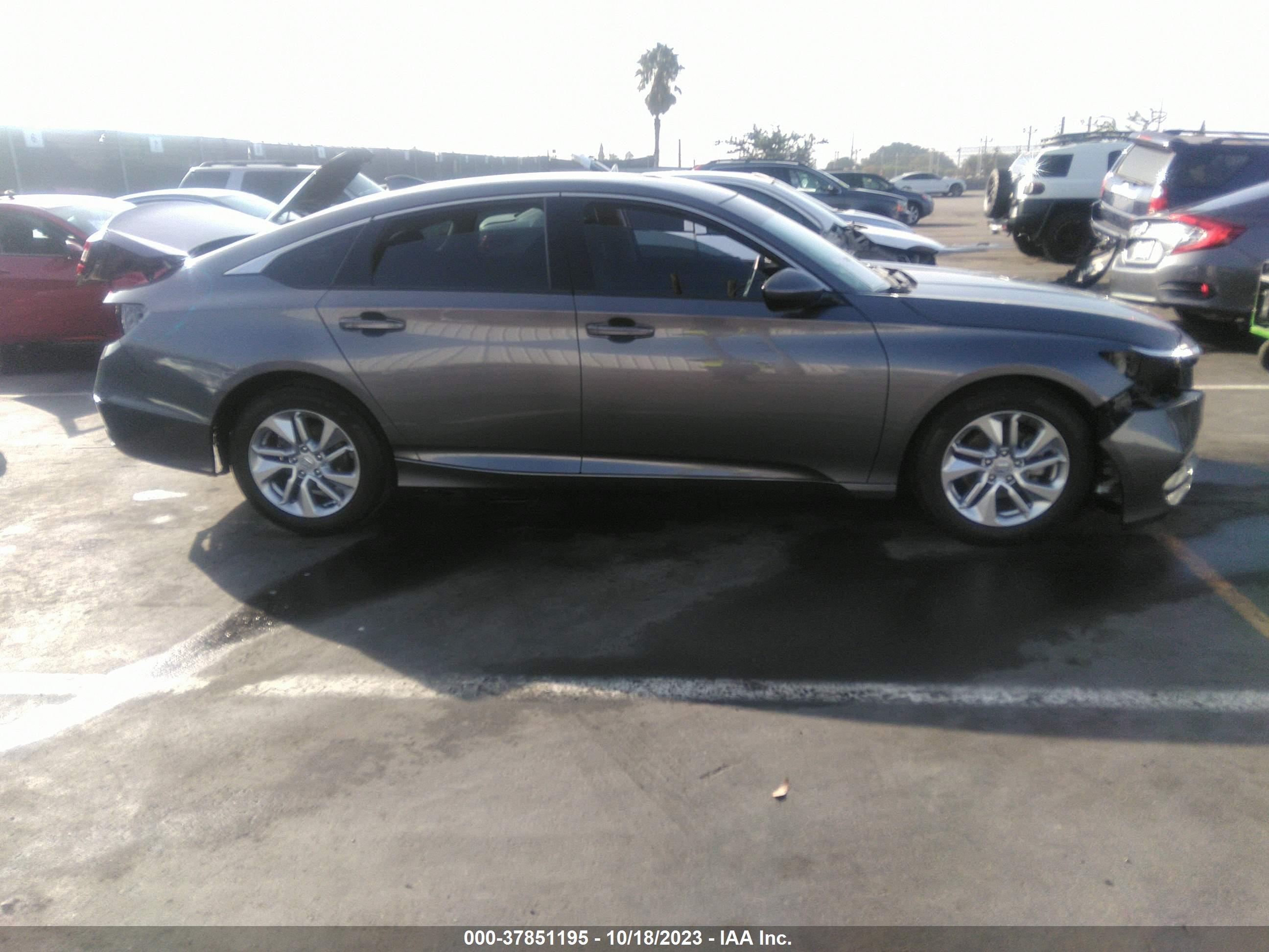 Photo 12 VIN: 1HGCV1F11JA268203 - HONDA ACCORD 