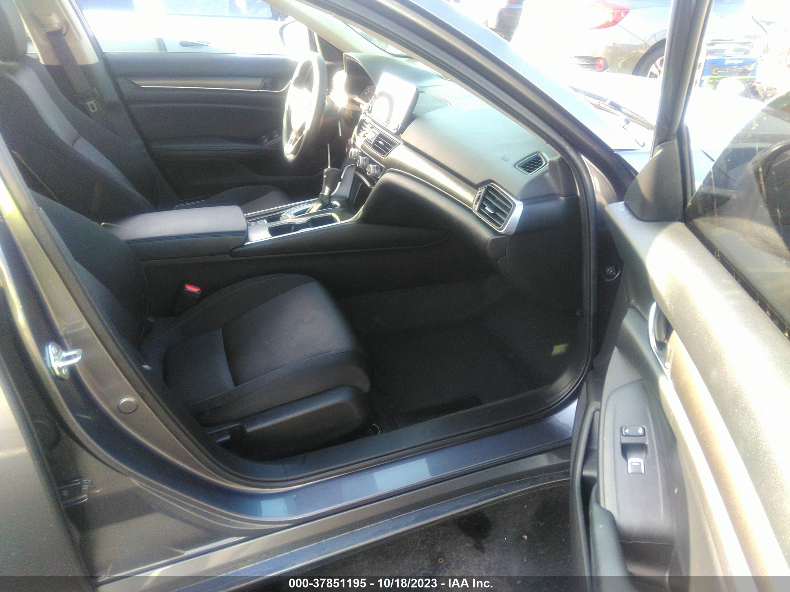 Photo 4 VIN: 1HGCV1F11JA268203 - HONDA ACCORD 