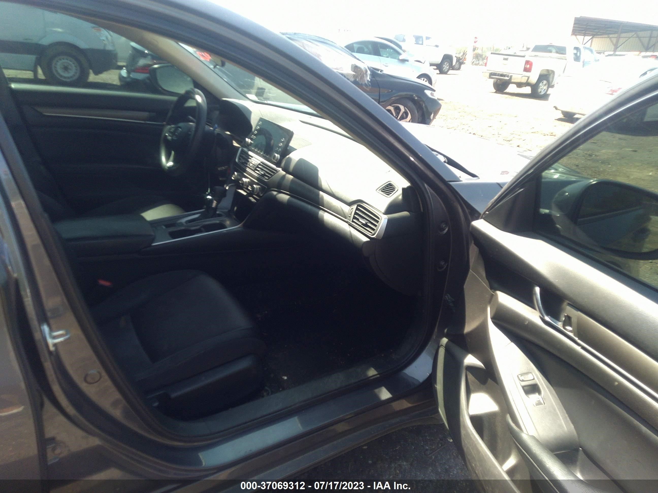 Photo 4 VIN: 1HGCV1F14JA111488 - HONDA ACCORD 