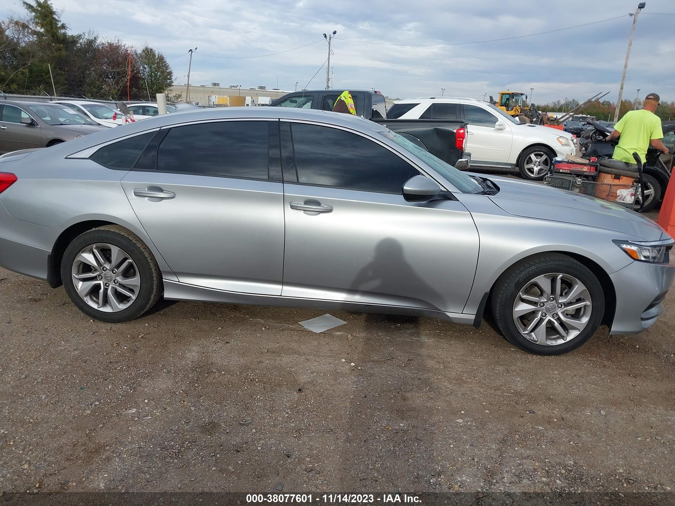 Photo 12 VIN: 1HGCV1F14JA249774 - HONDA ACCORD 