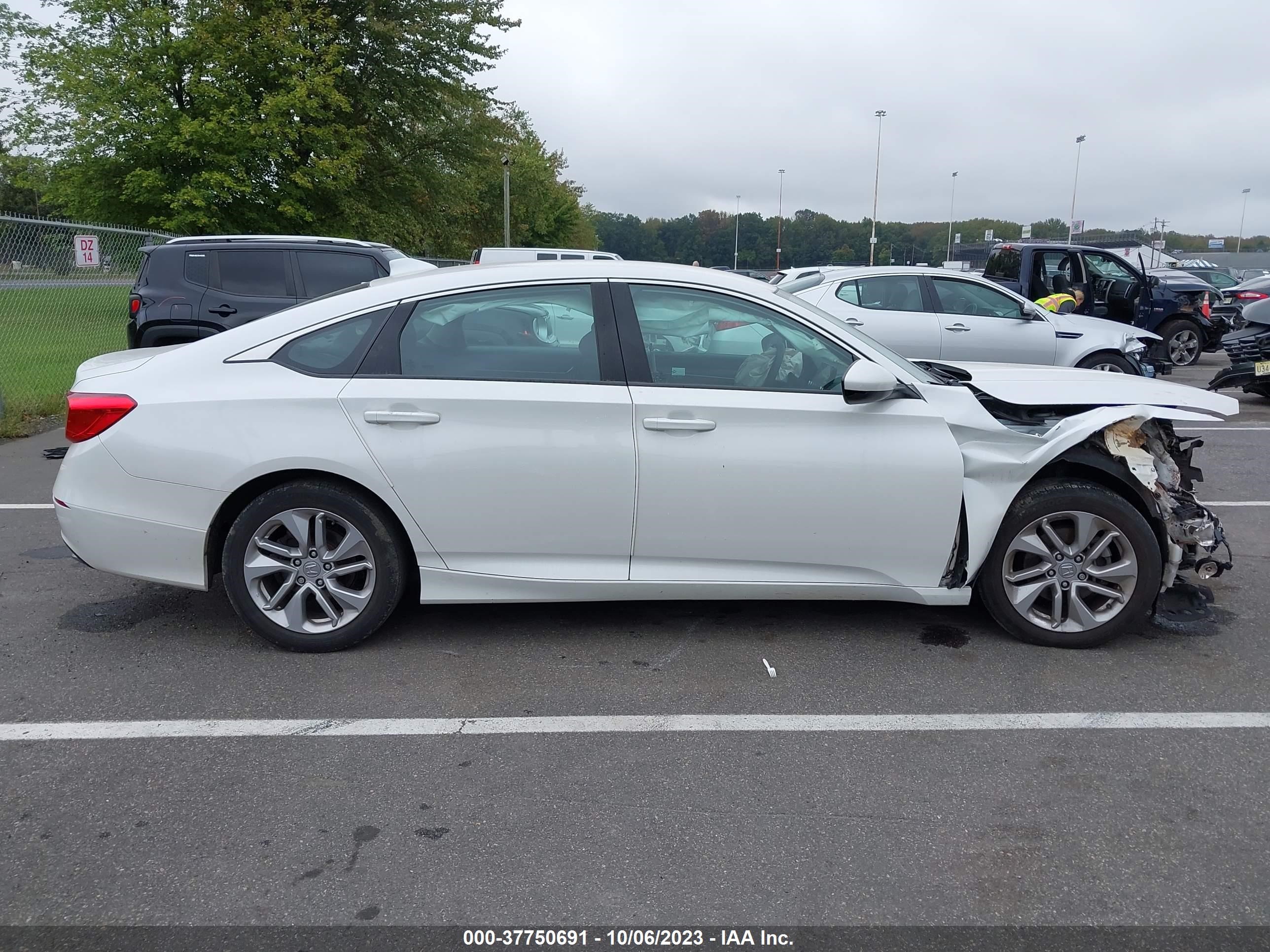 Photo 12 VIN: 1HGCV1F16KA088846 - HONDA ACCORD 