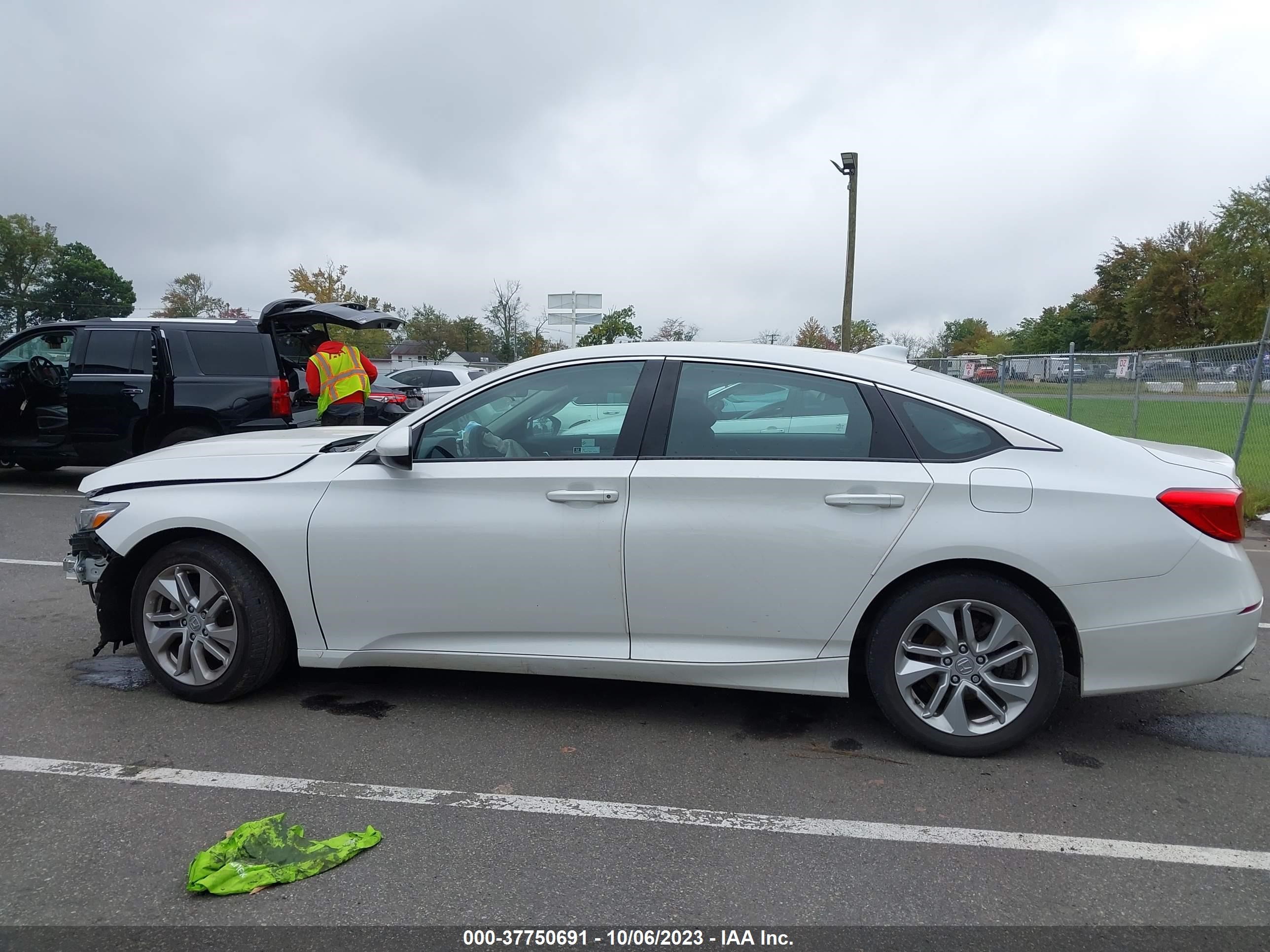 Photo 13 VIN: 1HGCV1F16KA088846 - HONDA ACCORD 