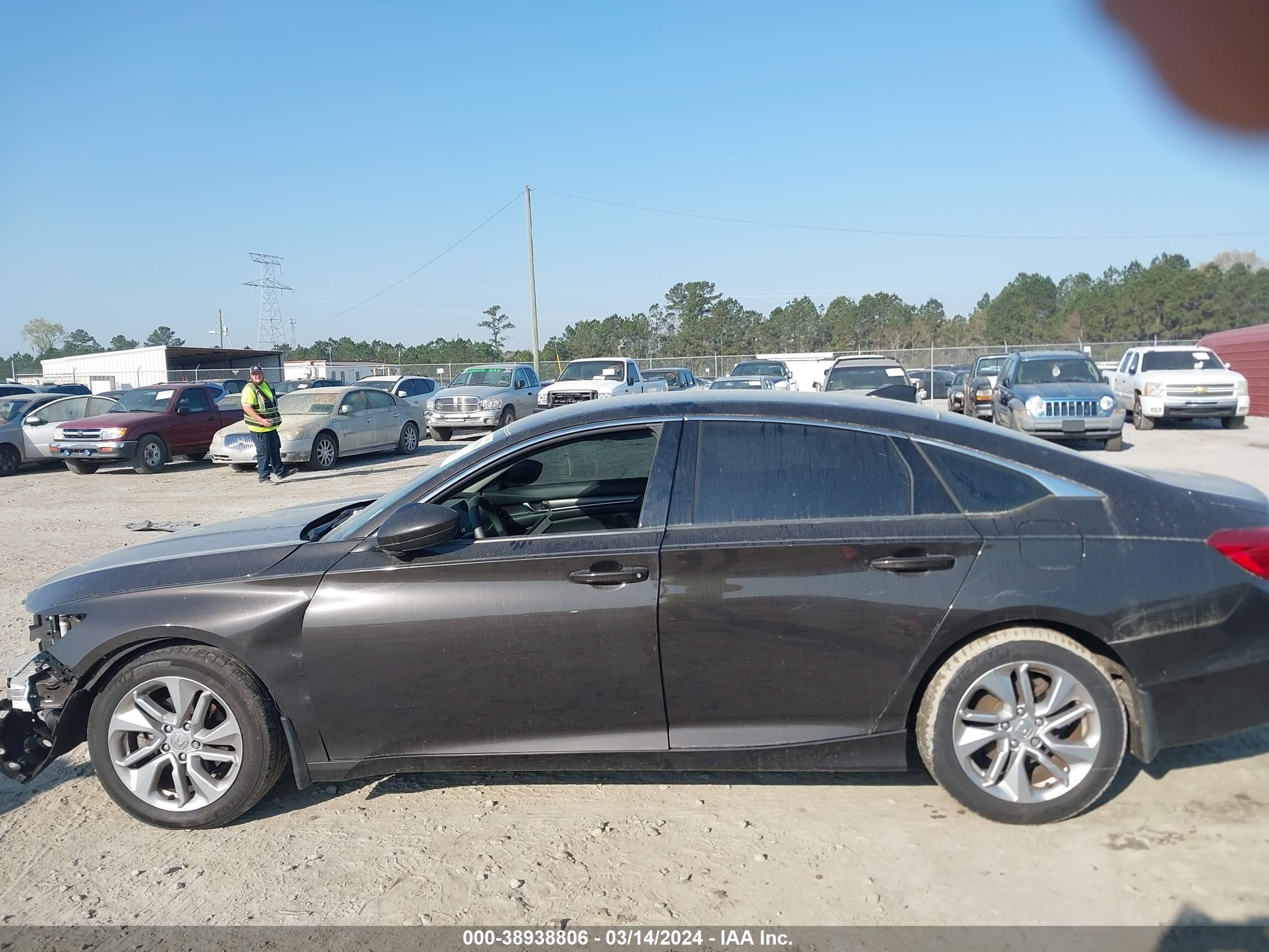 Photo 13 VIN: 1HGCV1F1XJA205990 - HONDA ACCORD 