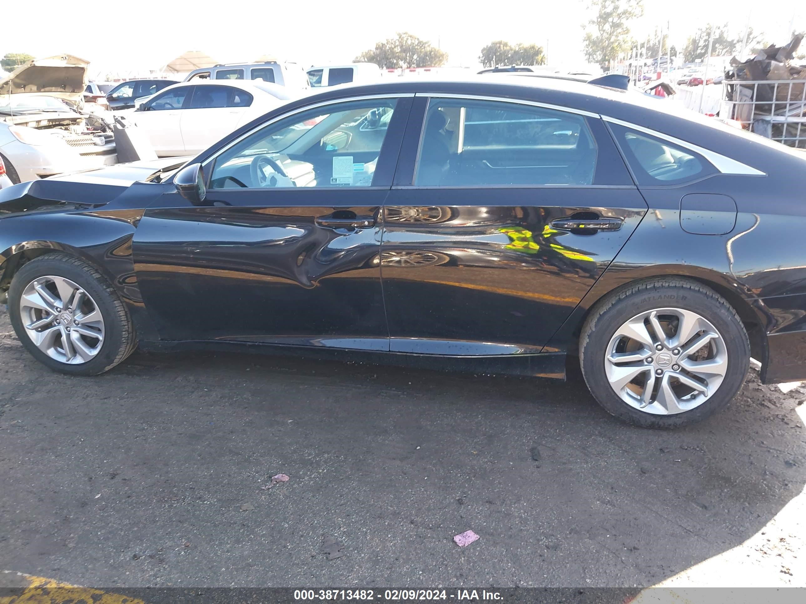 Photo 13 VIN: 1HGCV1F1XKA122125 - HONDA ACCORD 