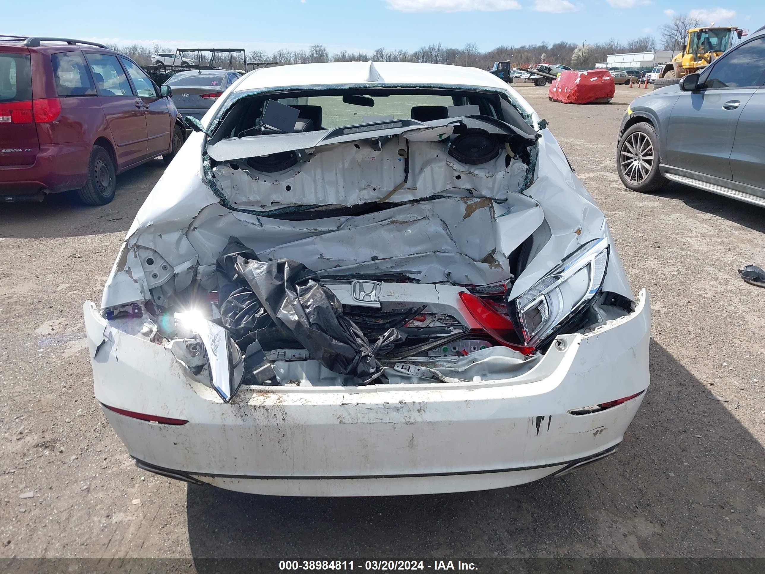 Photo 15 VIN: 1HGCV1F30JA164464 - HONDA ACCORD 