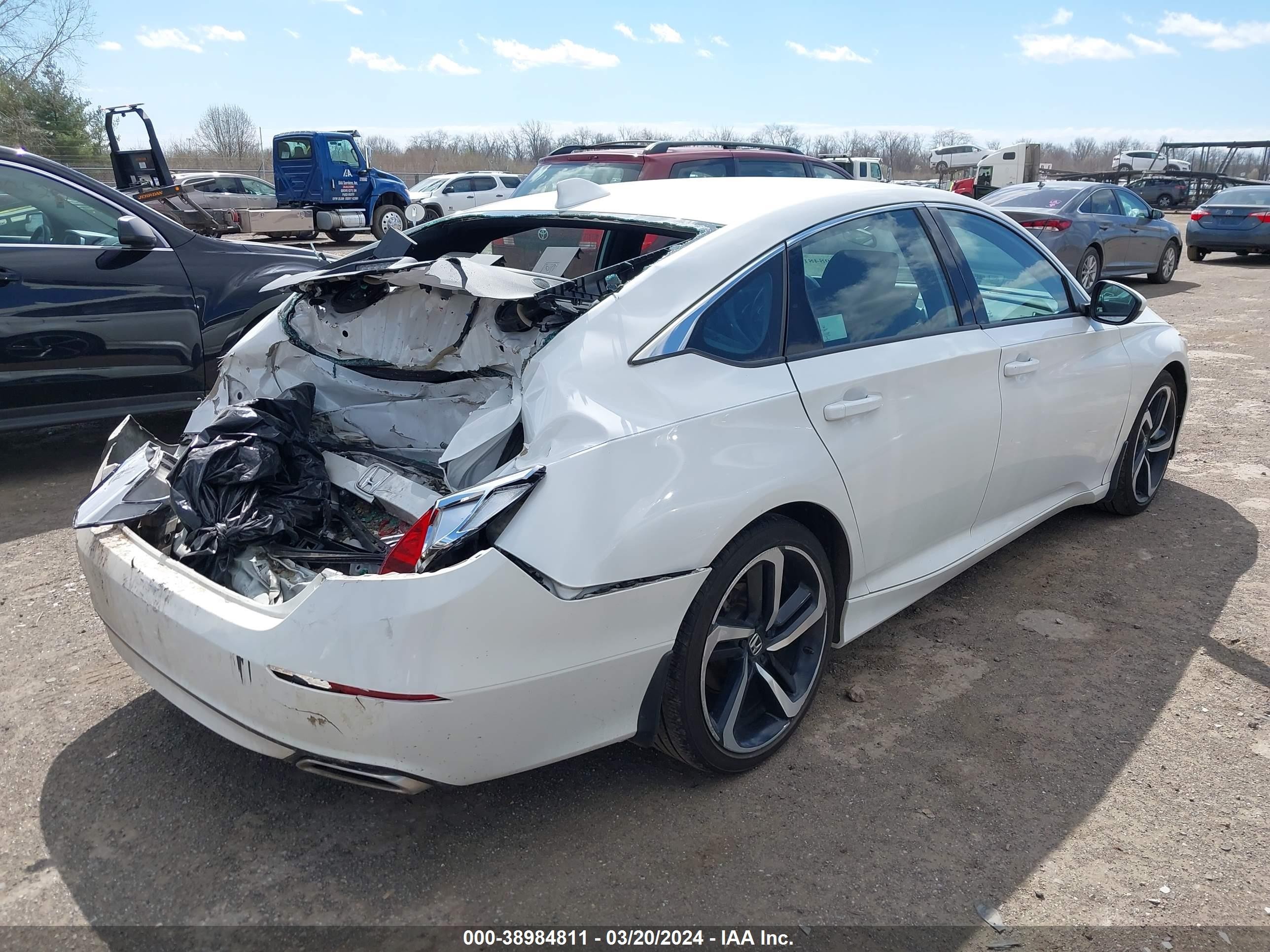 Photo 3 VIN: 1HGCV1F30JA164464 - HONDA ACCORD 