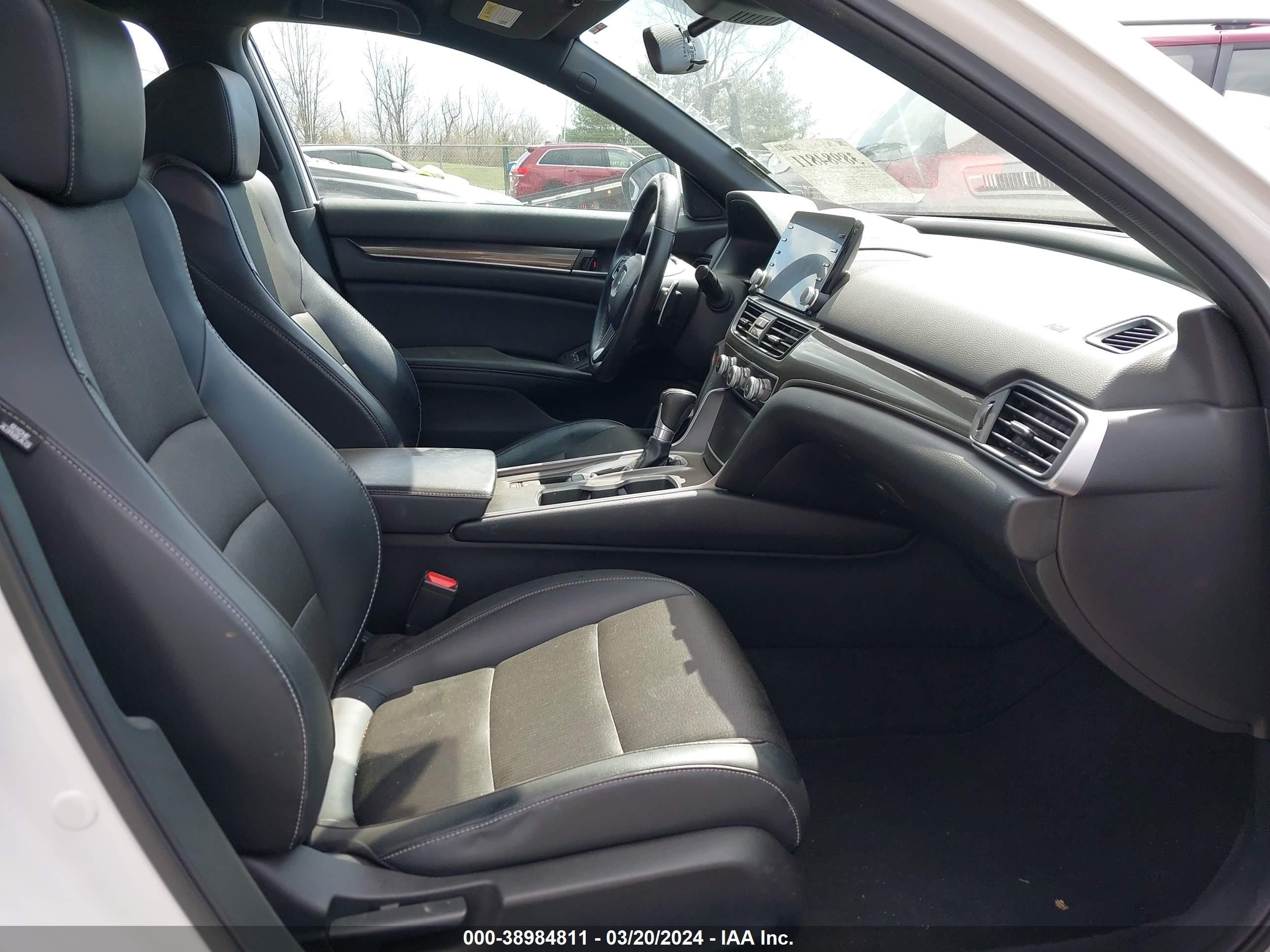 Photo 4 VIN: 1HGCV1F30JA164464 - HONDA ACCORD 