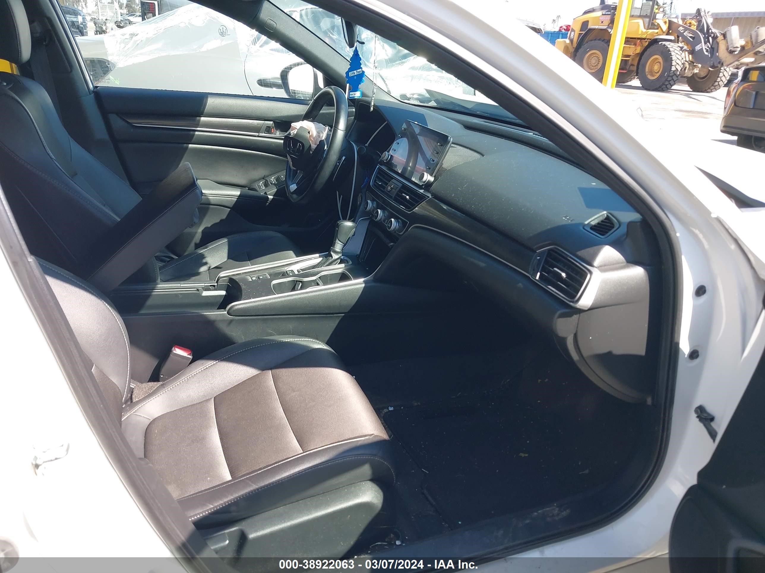 Photo 4 VIN: 1HGCV1F30LA042562 - HONDA ACCORD 