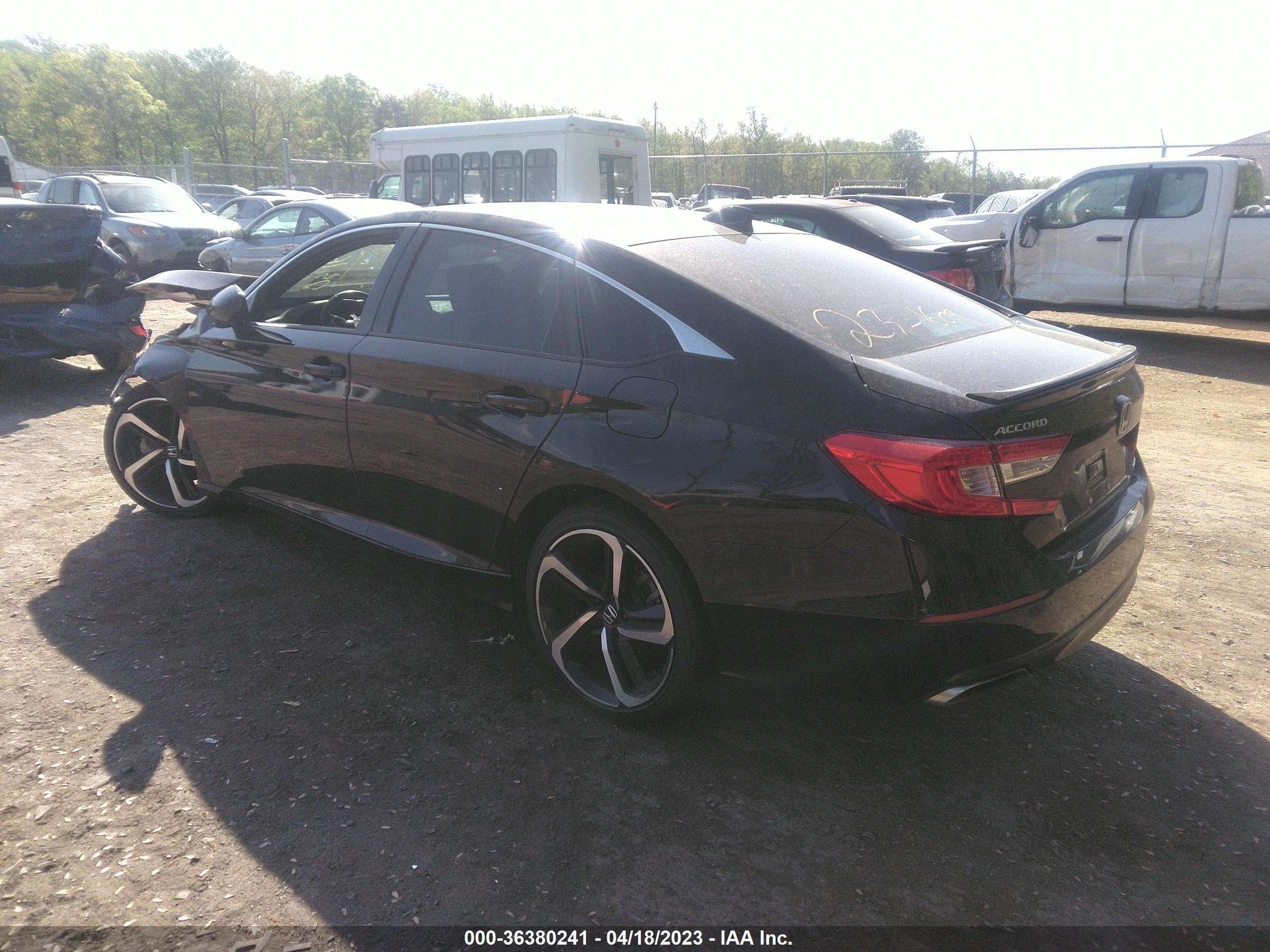 Photo 2 VIN: 1HGCV1F30LA135713 - HONDA ACCORD 