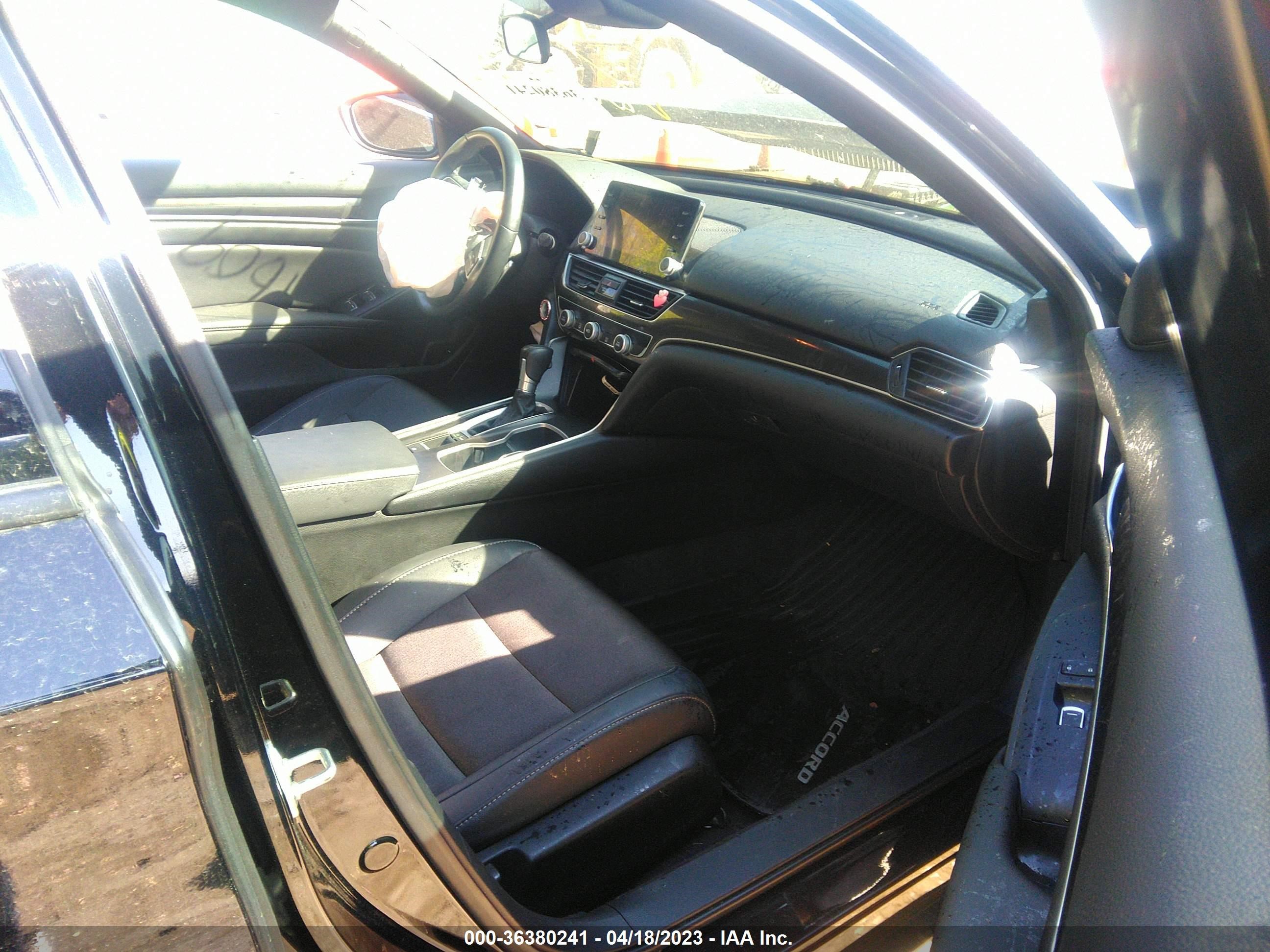 Photo 4 VIN: 1HGCV1F30LA135713 - HONDA ACCORD 