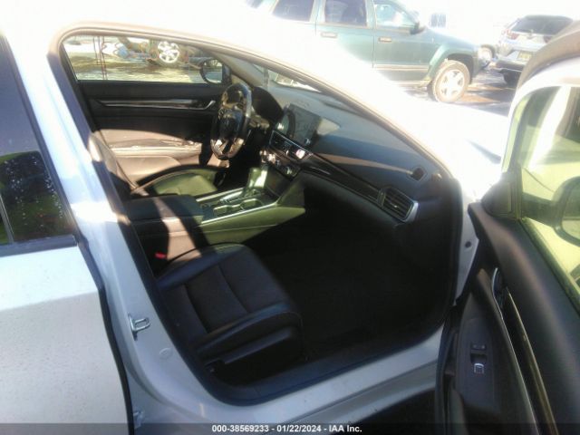 Photo 4 VIN: 1HGCV1F31JA251001 - HONDA ACCORD 