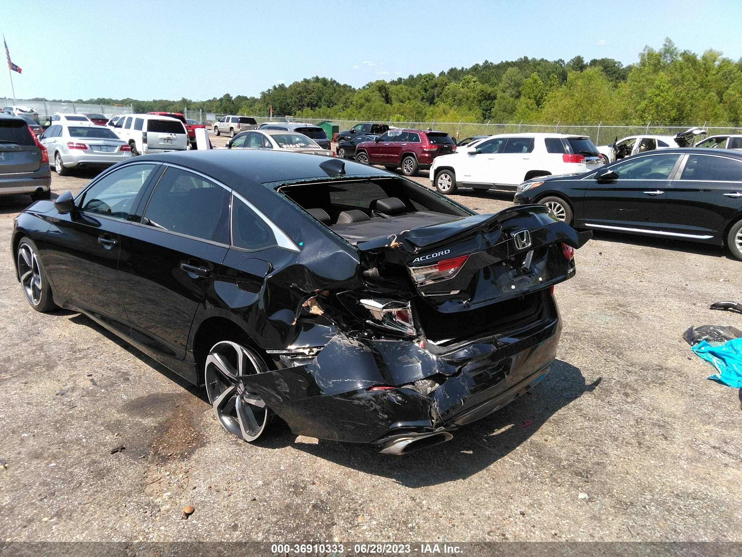 Photo 2 VIN: 1HGCV1F32JA265439 - HONDA ACCORD 