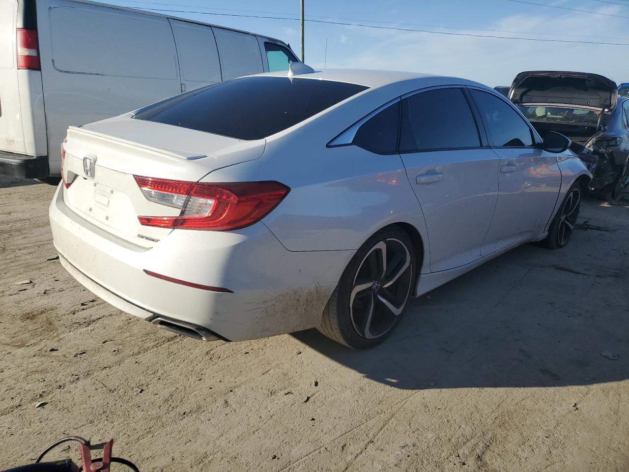 Photo 2 VIN: 1HGCV1F33JA020178 - HONDA ACCORD 