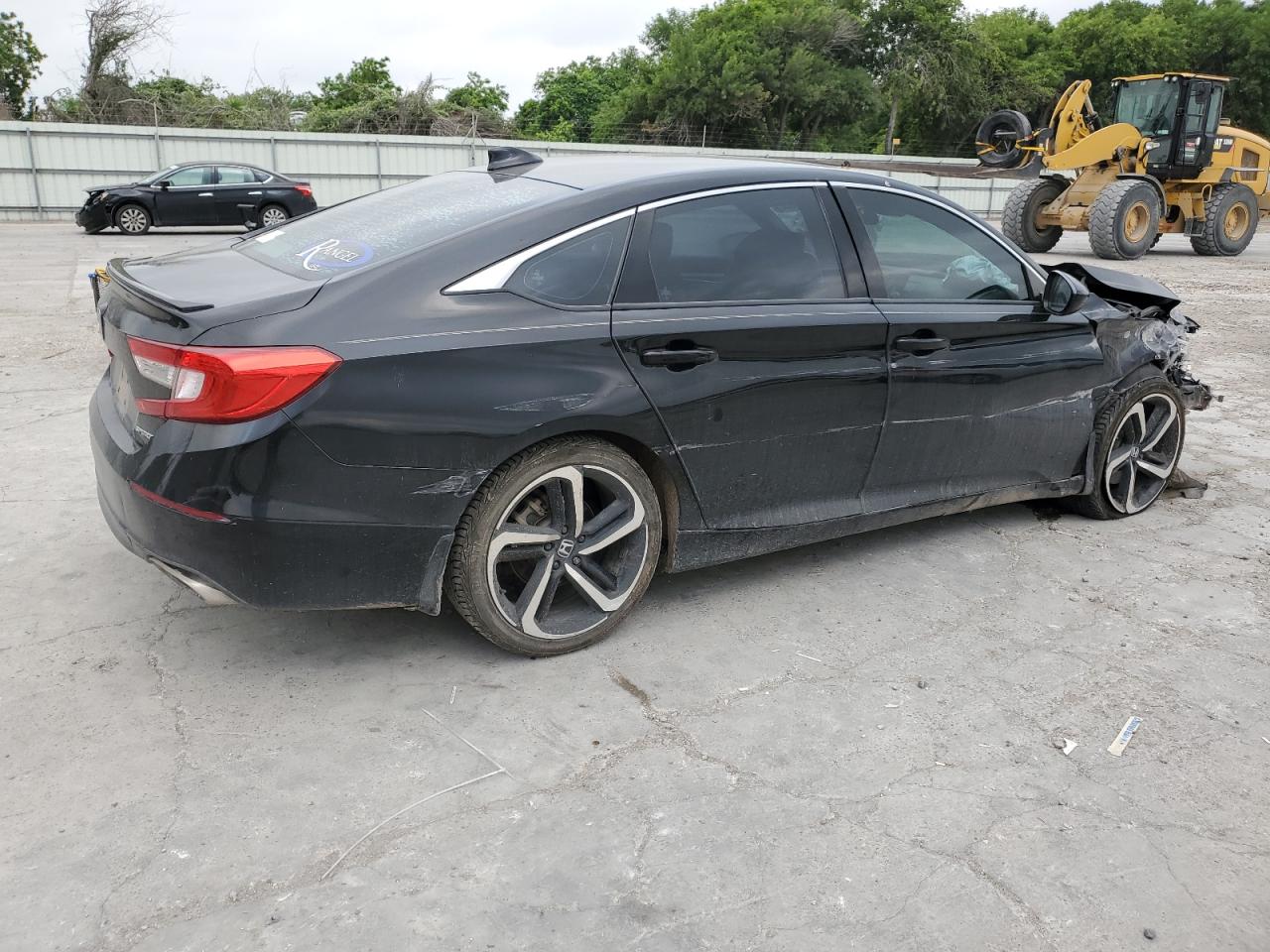 Photo 2 VIN: 1HGCV1F33LA137519 - HONDA ACCORD 