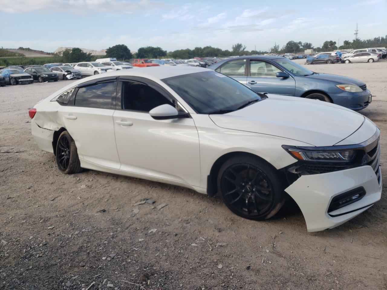 Photo 3 VIN: 1HGCV1F36JA160368 - HONDA ACCORD 