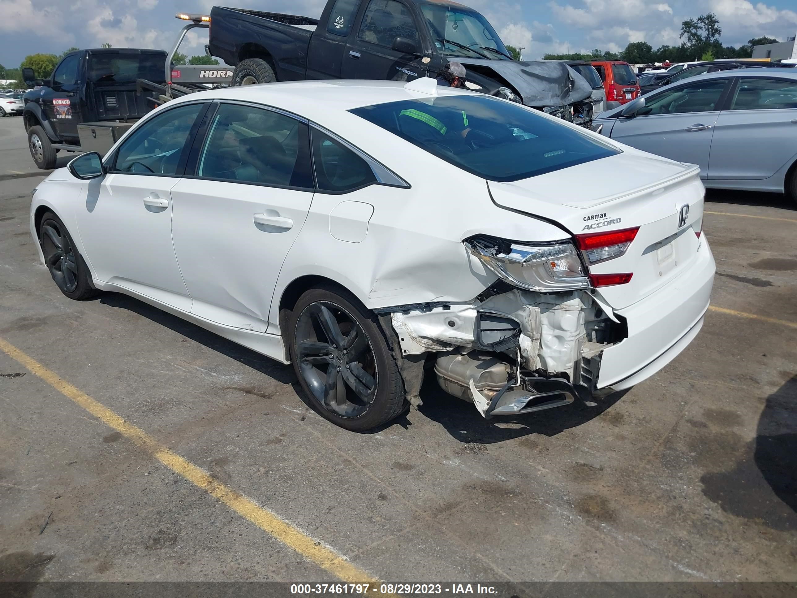 Photo 2 VIN: 1HGCV1F36KA037655 - HONDA ACCORD 