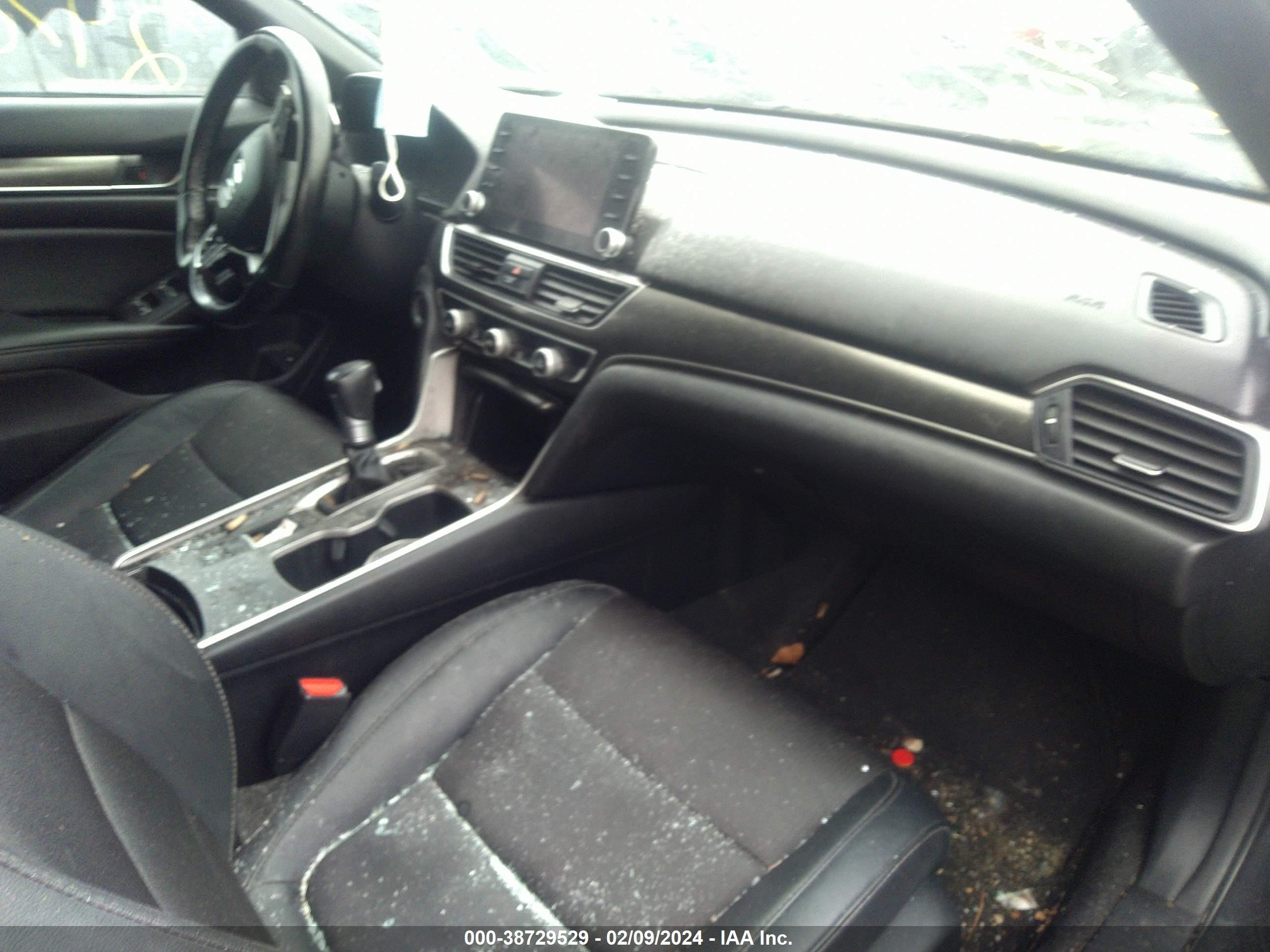 Photo 4 VIN: 1HGCV1F3XLA069705 - HONDA ACCORD 