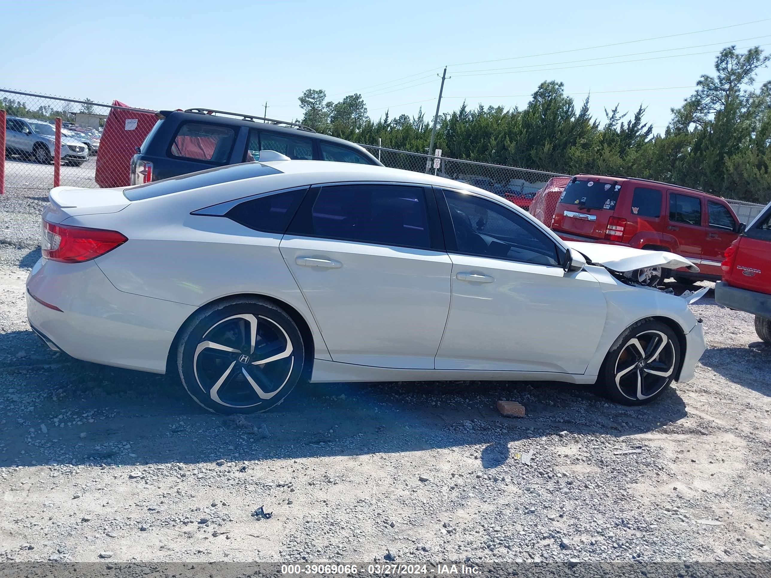 Photo 4 VIN: 1HGCV1F3XLA112262 - HONDA ACCORD 